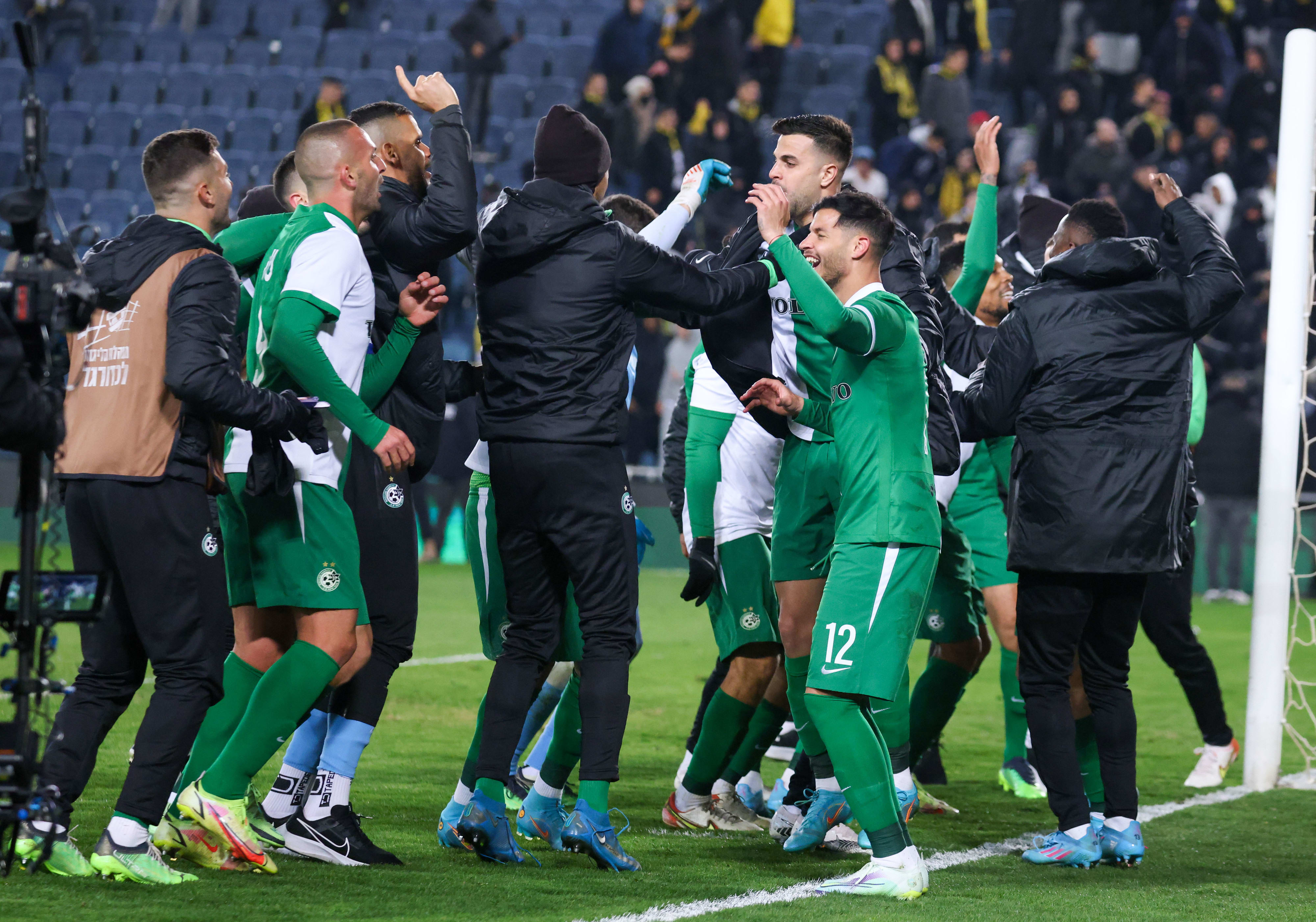 שחקני מכבי חיפה חוגגים