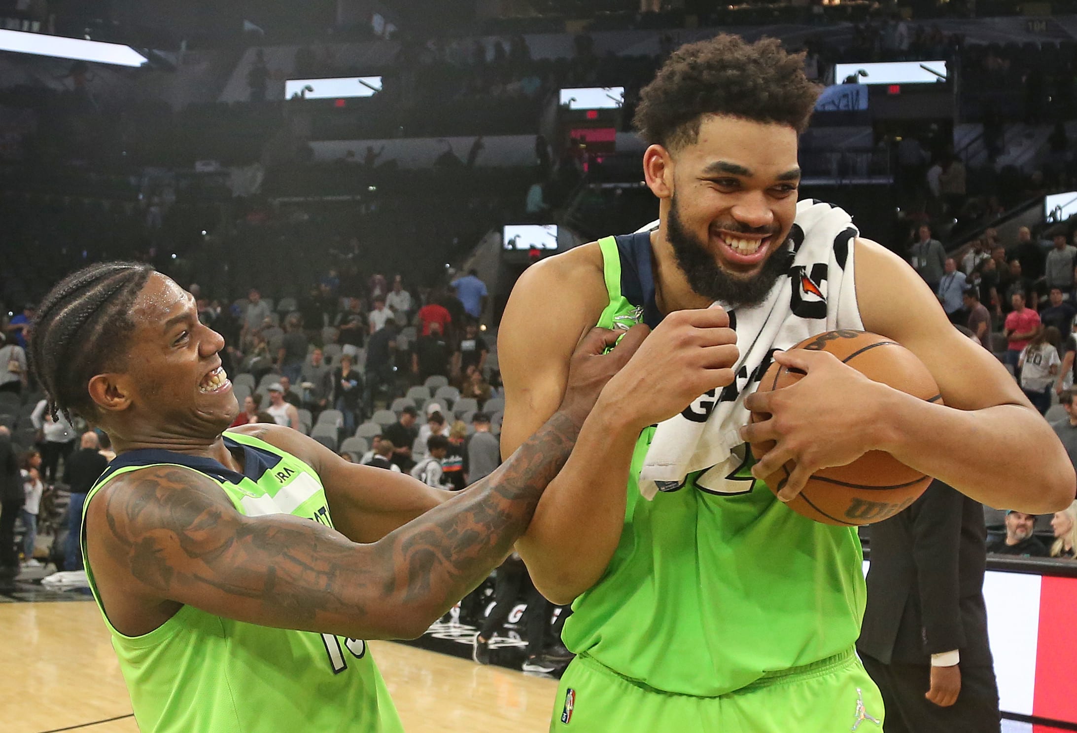 שחקן מינסוטה טימברוולבס קארל אנתוני טאונס חוגג עם ניית'ן נייט