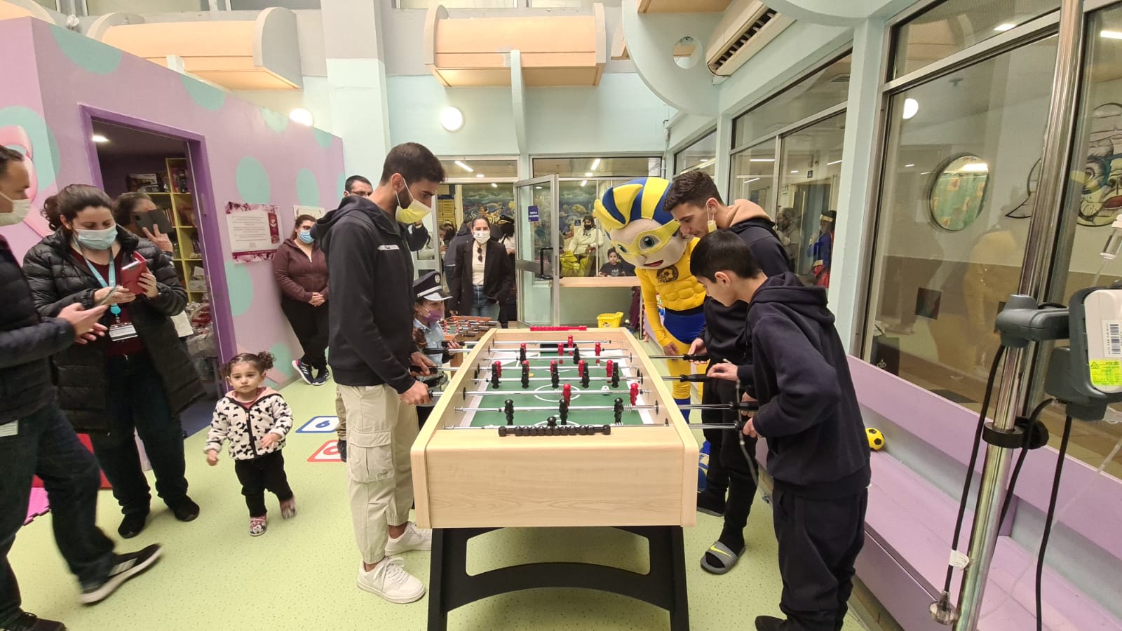 שחקני מכבי תל אביב אופיר דוידזאדה, דן ביטון בבית החולים אסף הרופא