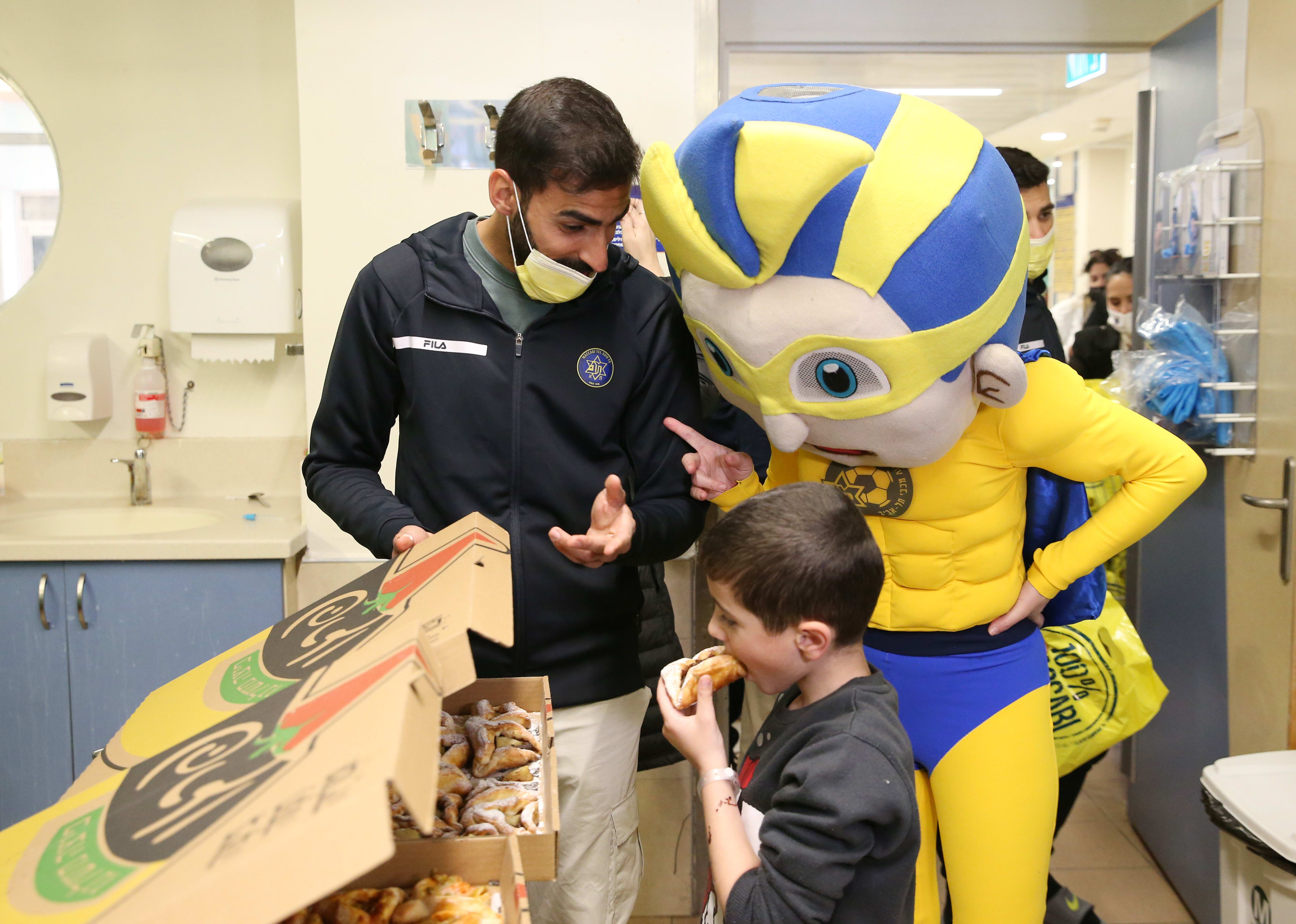 שחקן מכבי תל אביב בכדורגל אופיר דוידזאדה מבקר ילדים בבית החולים