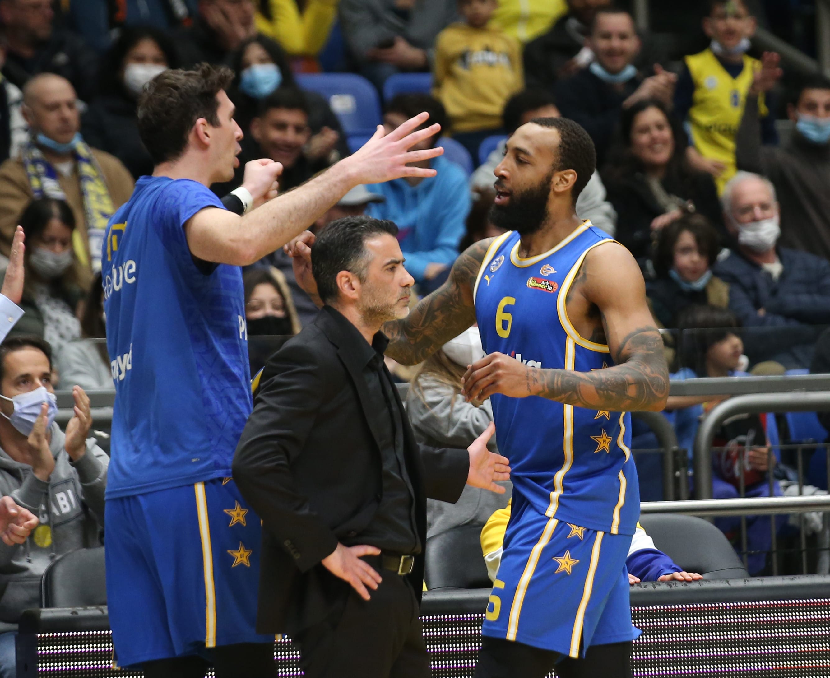 דרק וויליאמס שחקן מכבי תל אביב עם ג'ייק כהן