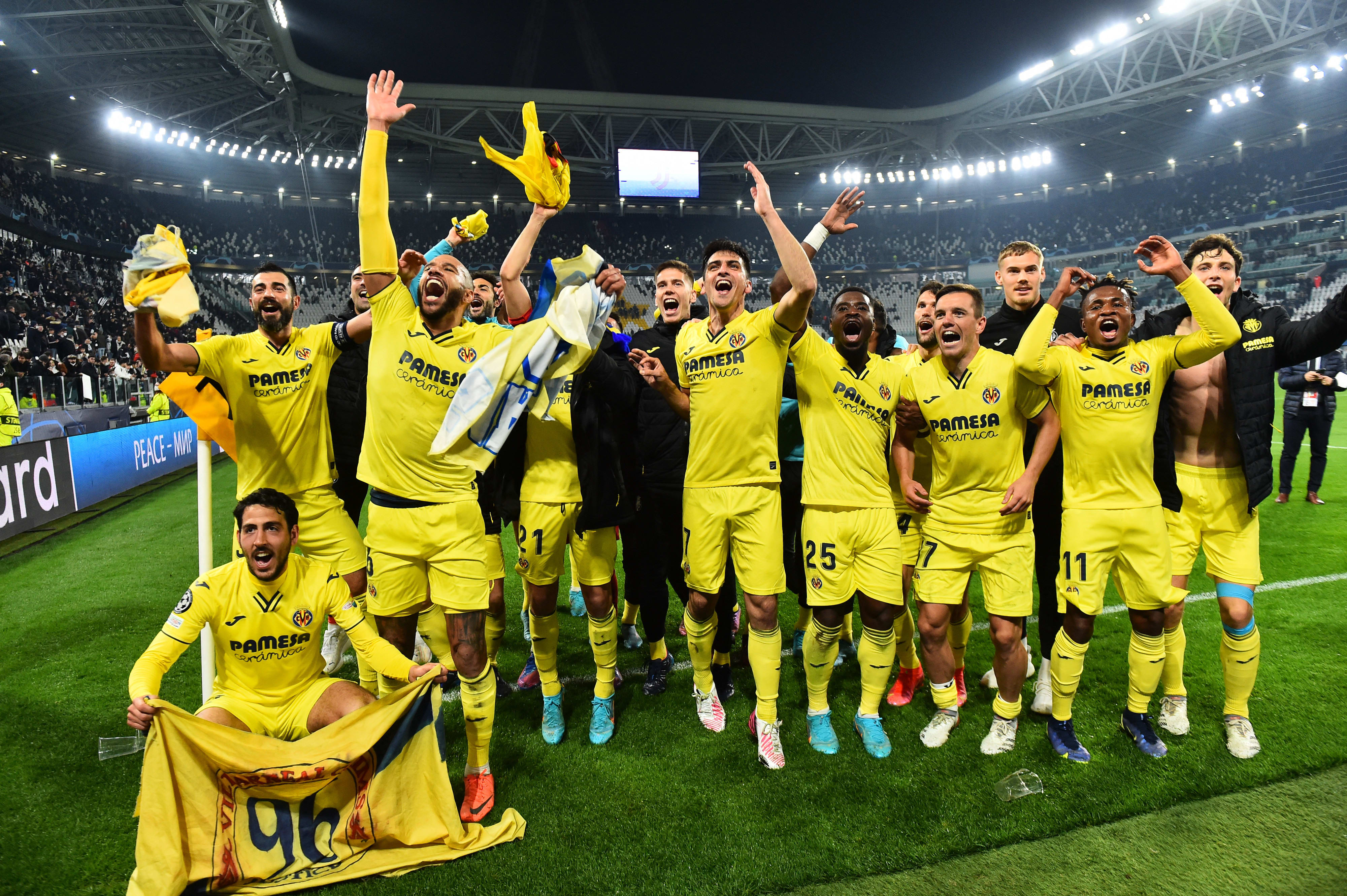 שחקני ויאריאל חוגגים עם אוהדי הקבוצה את ההעפלה לרבע גמר ליגת האלופות