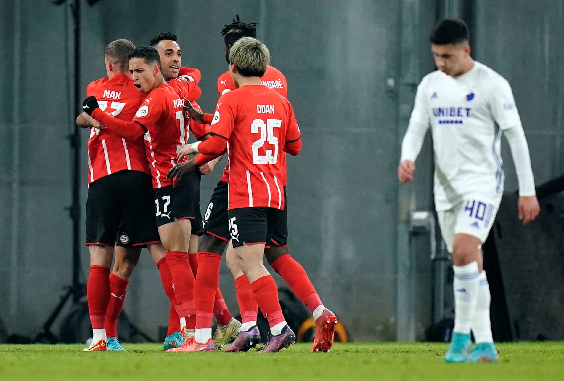 שחקני פ.ס.וו איינדהובן חוגגים עם ערן זהבי