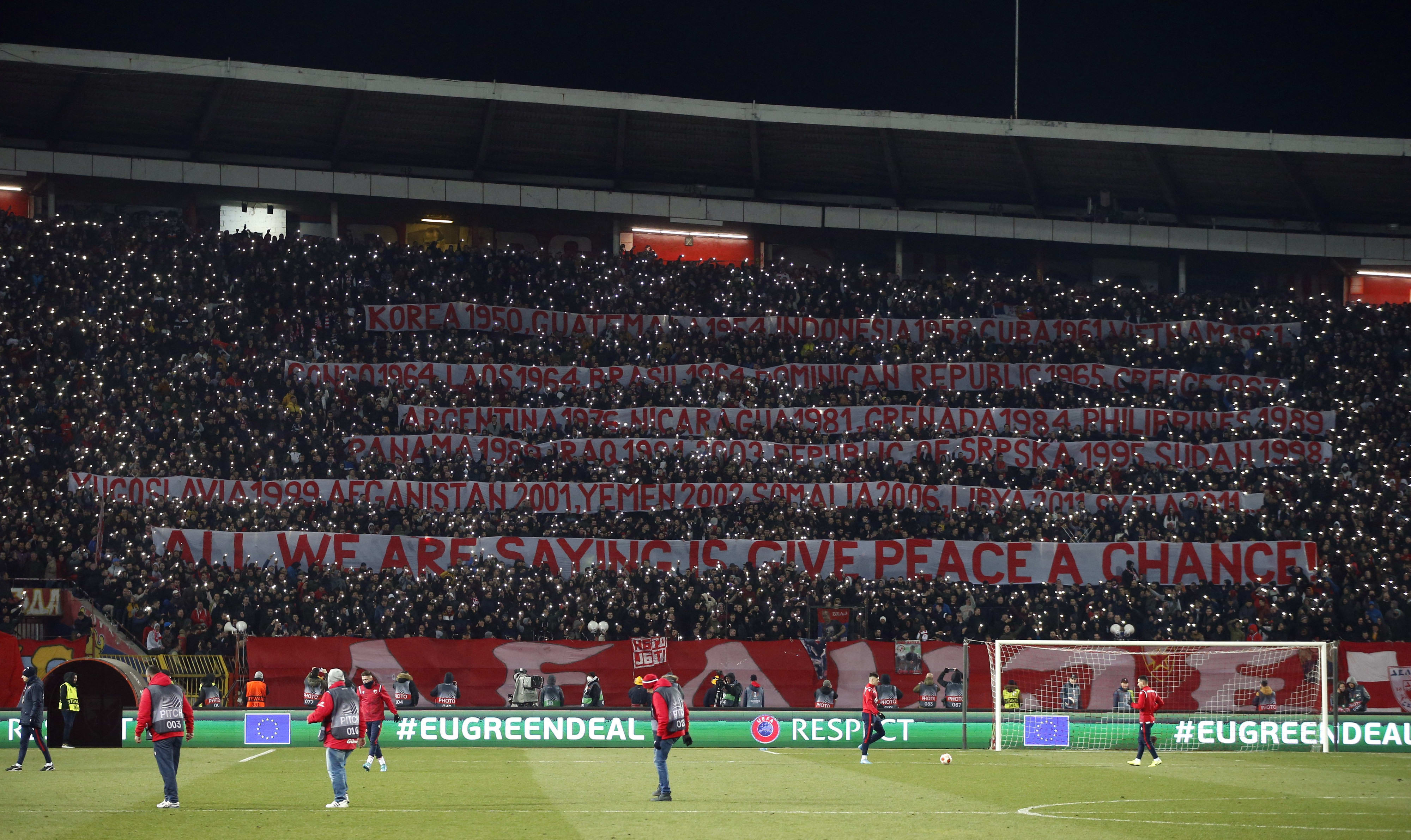 אוהדי הכוכב האדום בלגרד עם שלט "תנו לשלום סיכוי"