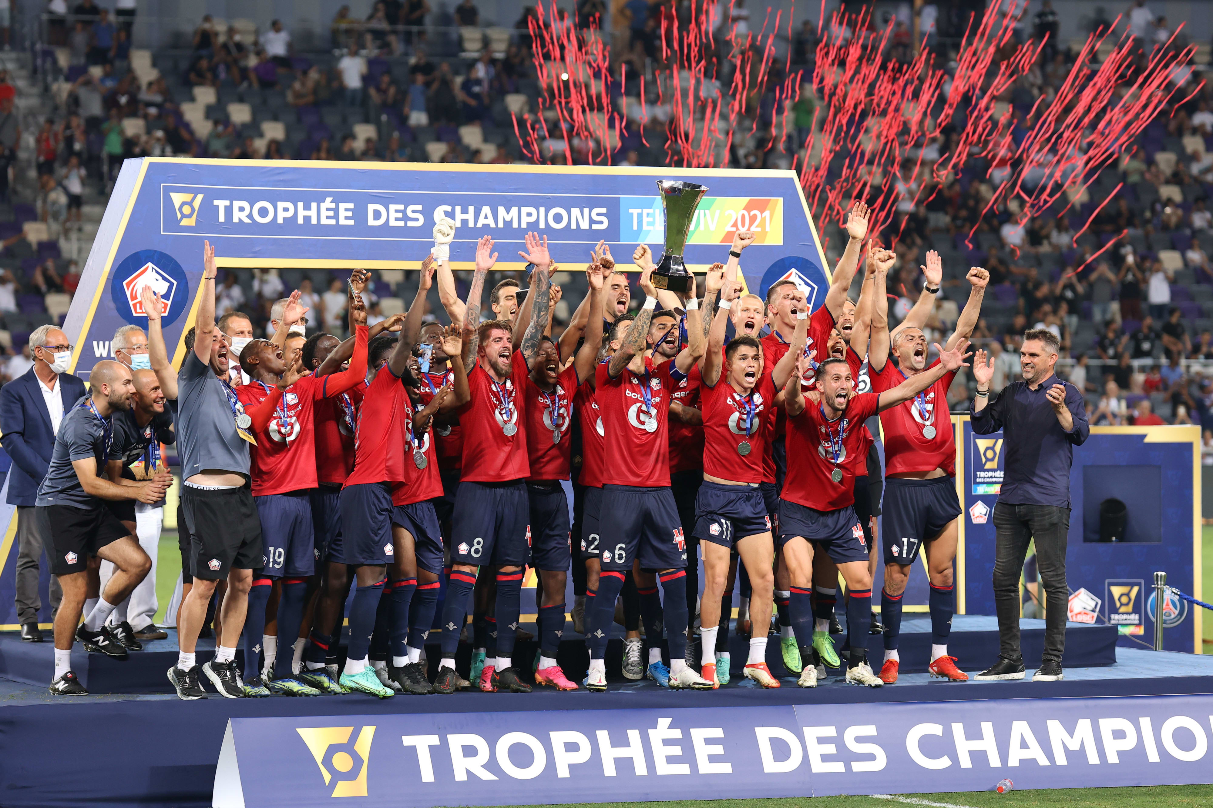 שחקני ליל מניפים את גביע אלוף האלופים