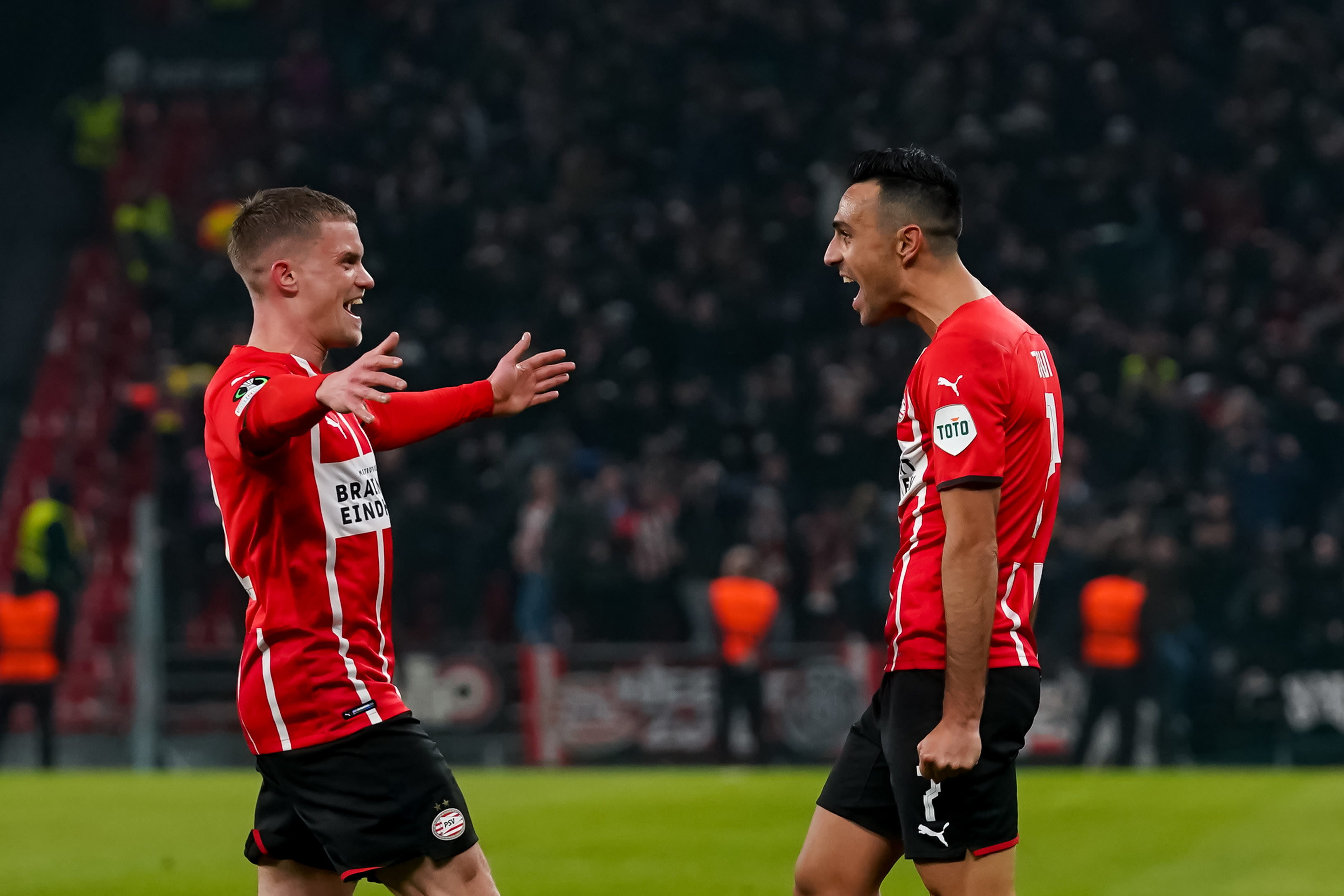 שחקן פ.ס.וו איינדהובן ערן זהבי חוגג עם פיליפ מקס