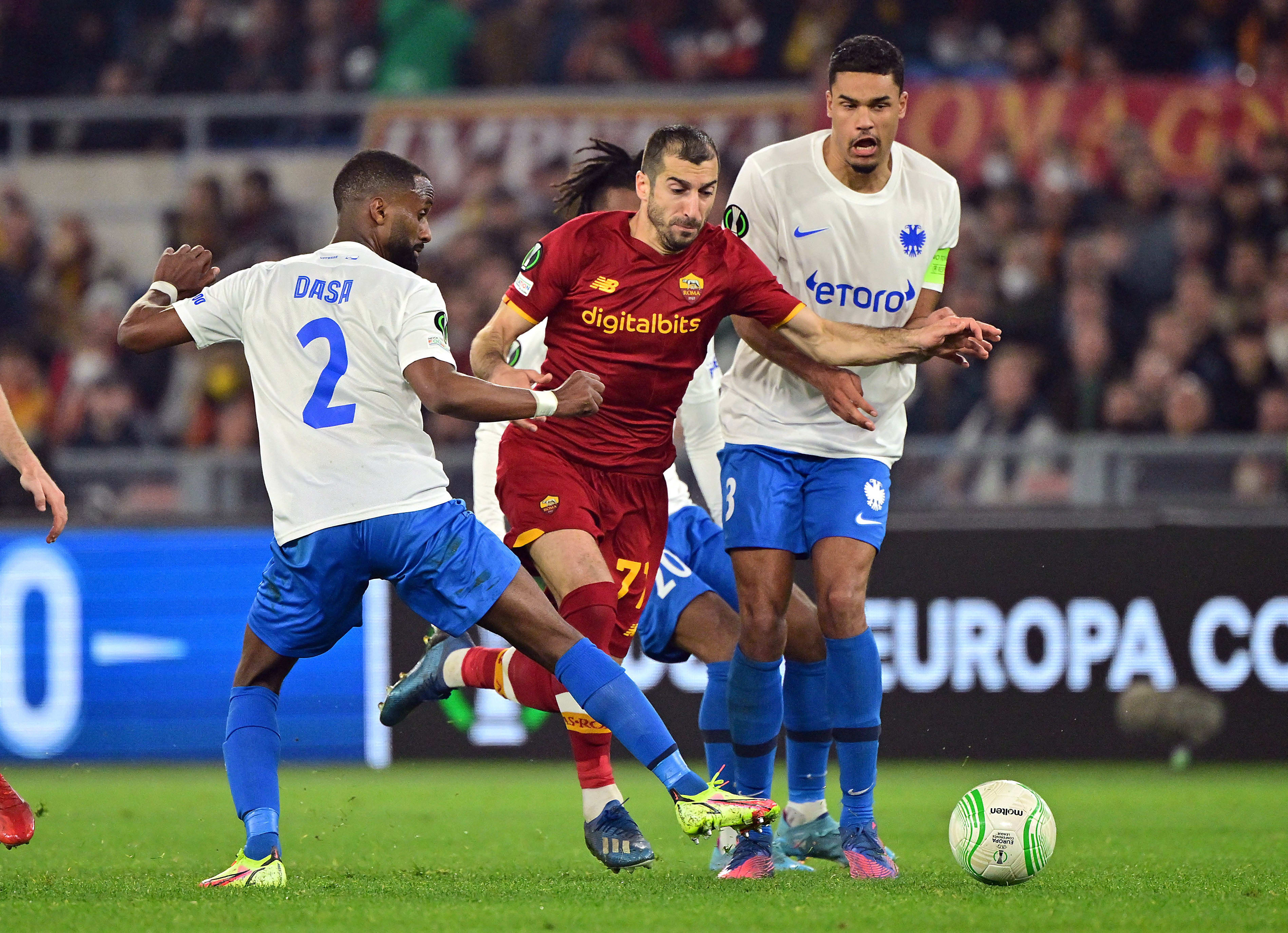 אלי דסה שחקן ויטסה מנסה לעצור את הנריך מחיטריאן שחקן רומא