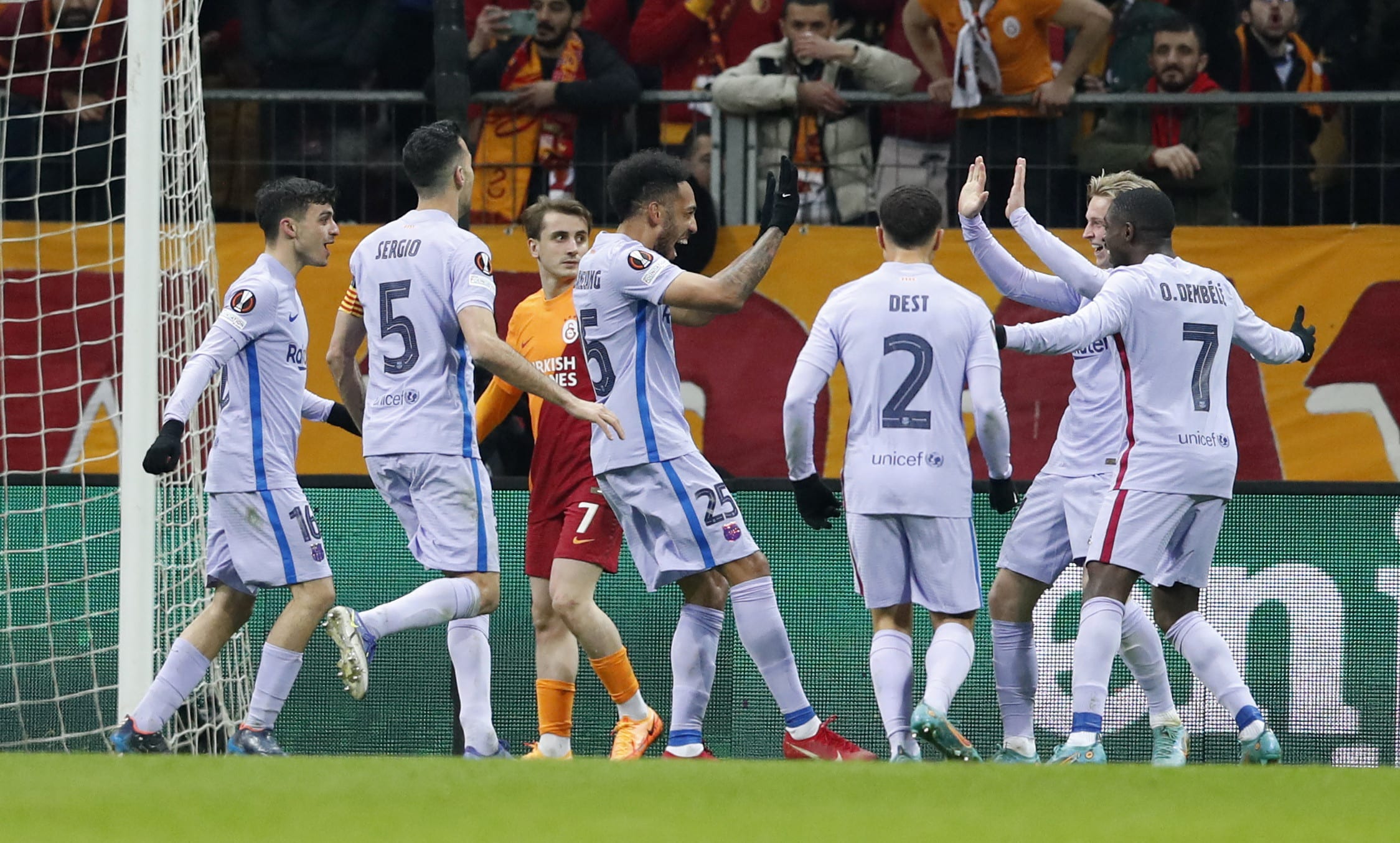 שחקני ברצלונה חוגגים