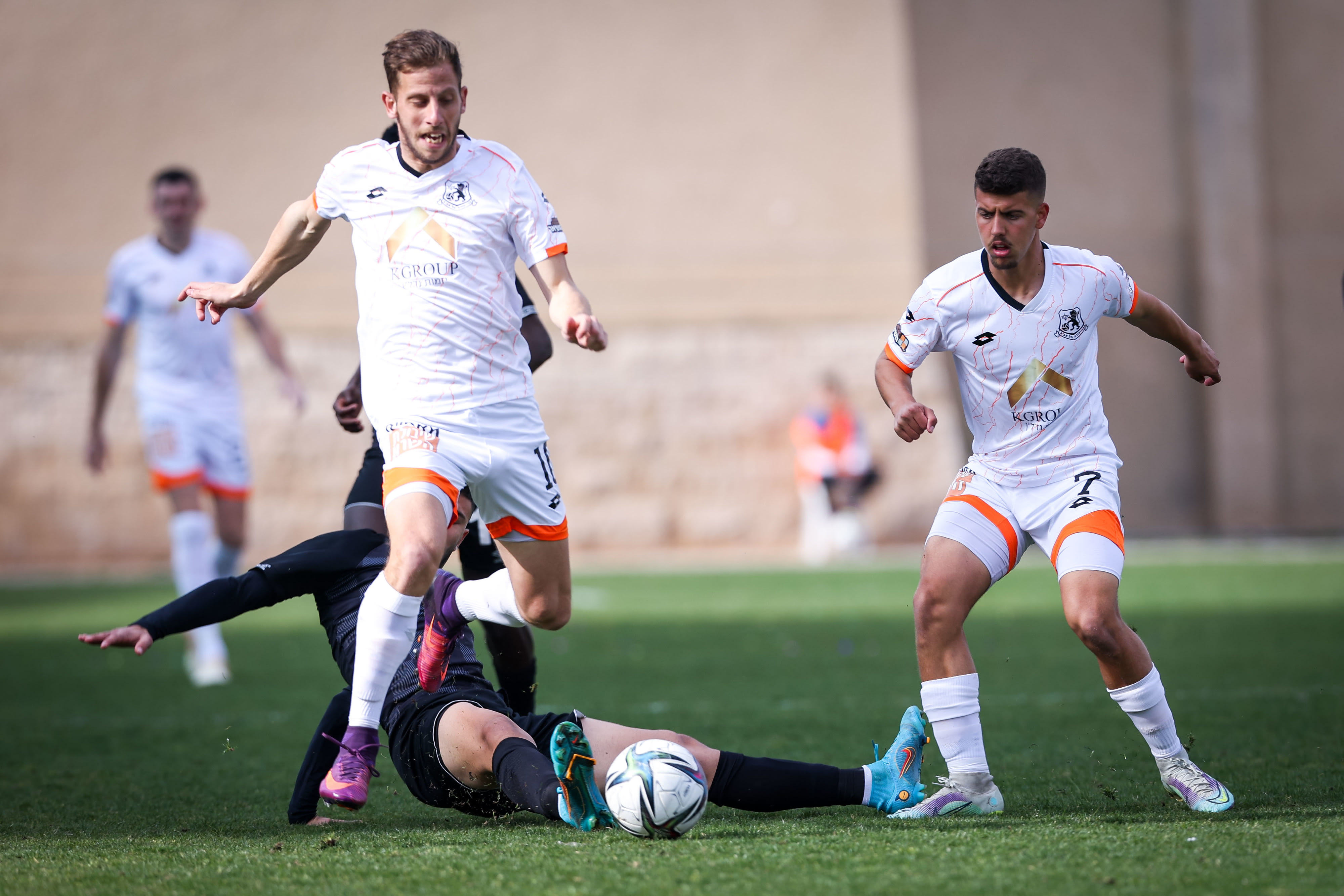 שחקן בני יהודה בן רייכרט עם אילי מדמון