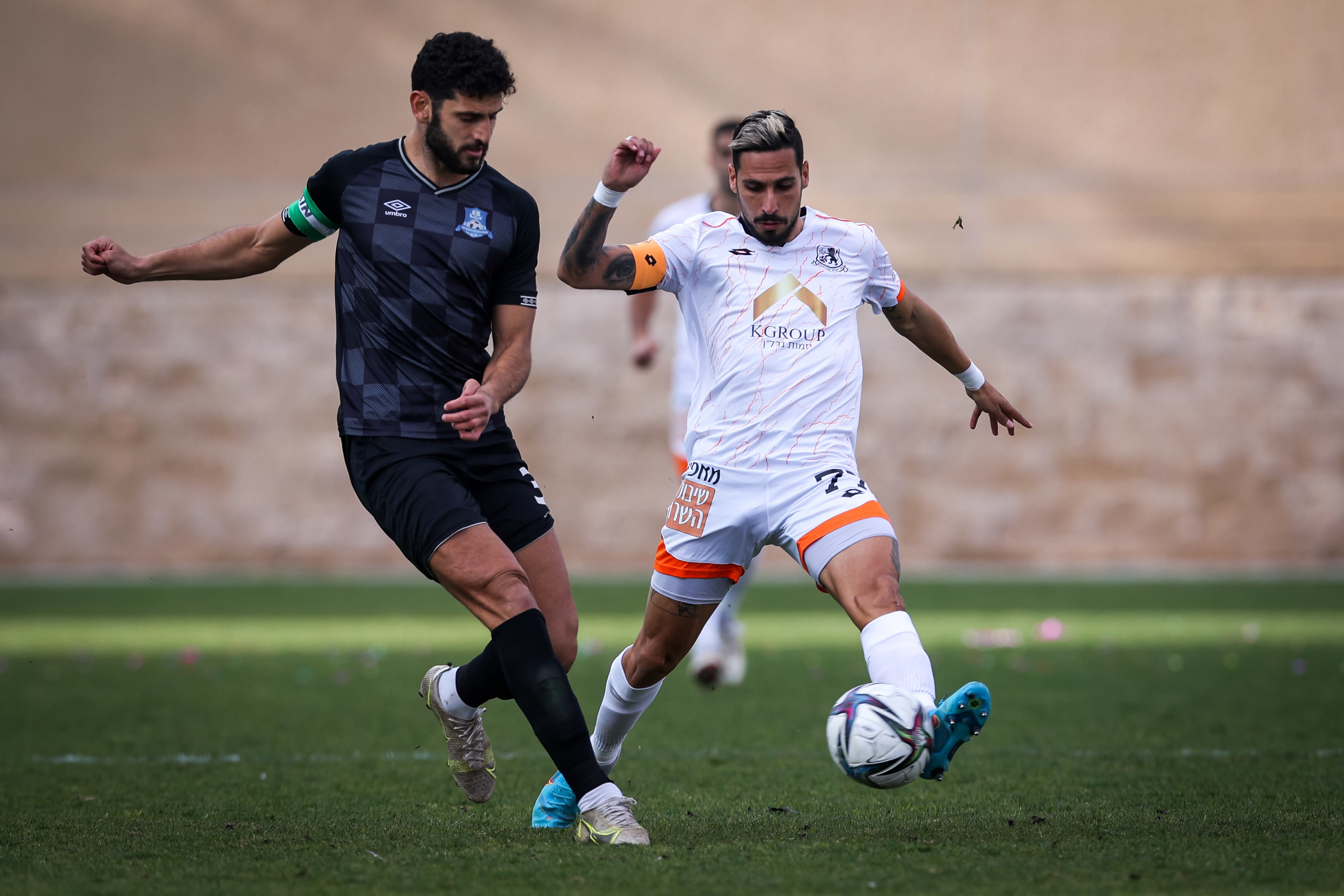 שחקן בני יהודה אלמוג בוזגלו מול שחקן הפועל עכו אחמד שעבאן