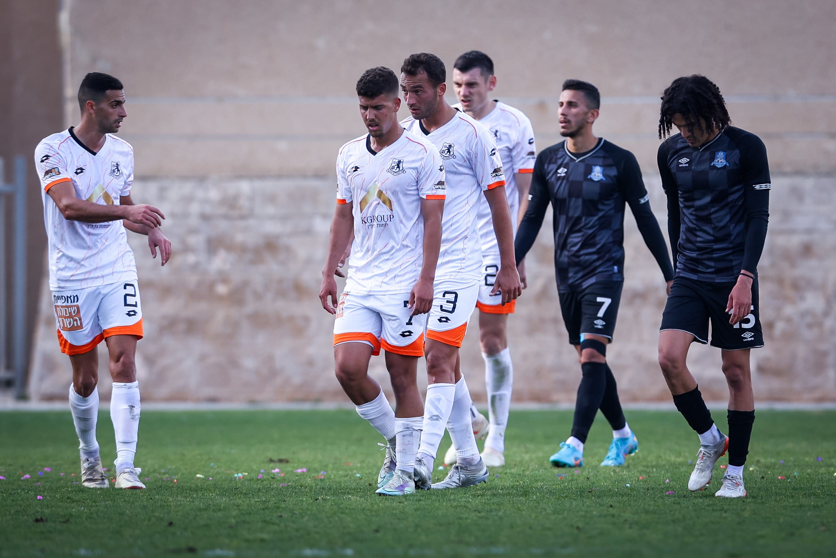 שחקן בני יהודה אבישי כהן עם אילי מדמון, עמית גלזר, מיקי סירושטיין מול שחקן הפועל עכו אחמד דראושה, סופיר גיתי