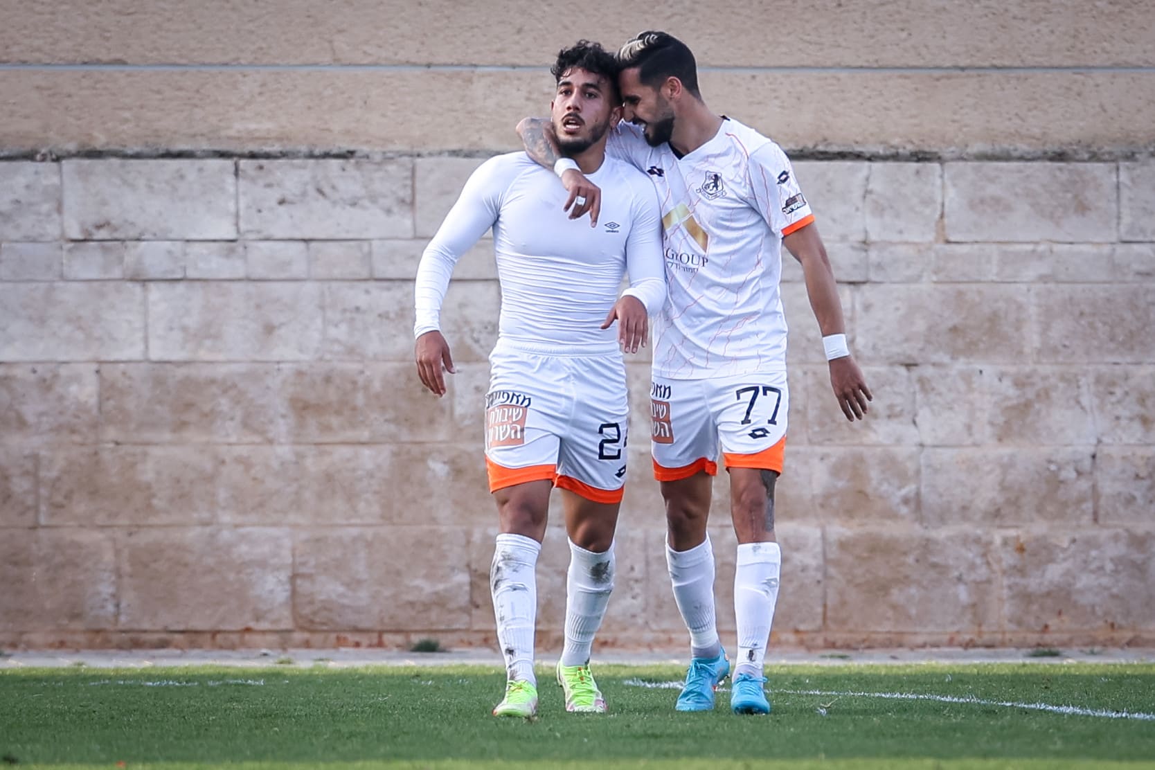 שחקן בני יהודה אלמוג בוזגלו עם רועי פדידה