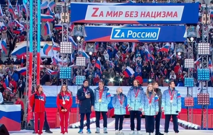 משלחת ספורטאים בעצרת התמיכה בנשיא רוסיה ולדימיר פוטין, כולל האחיות ארינה, דינה אברינה