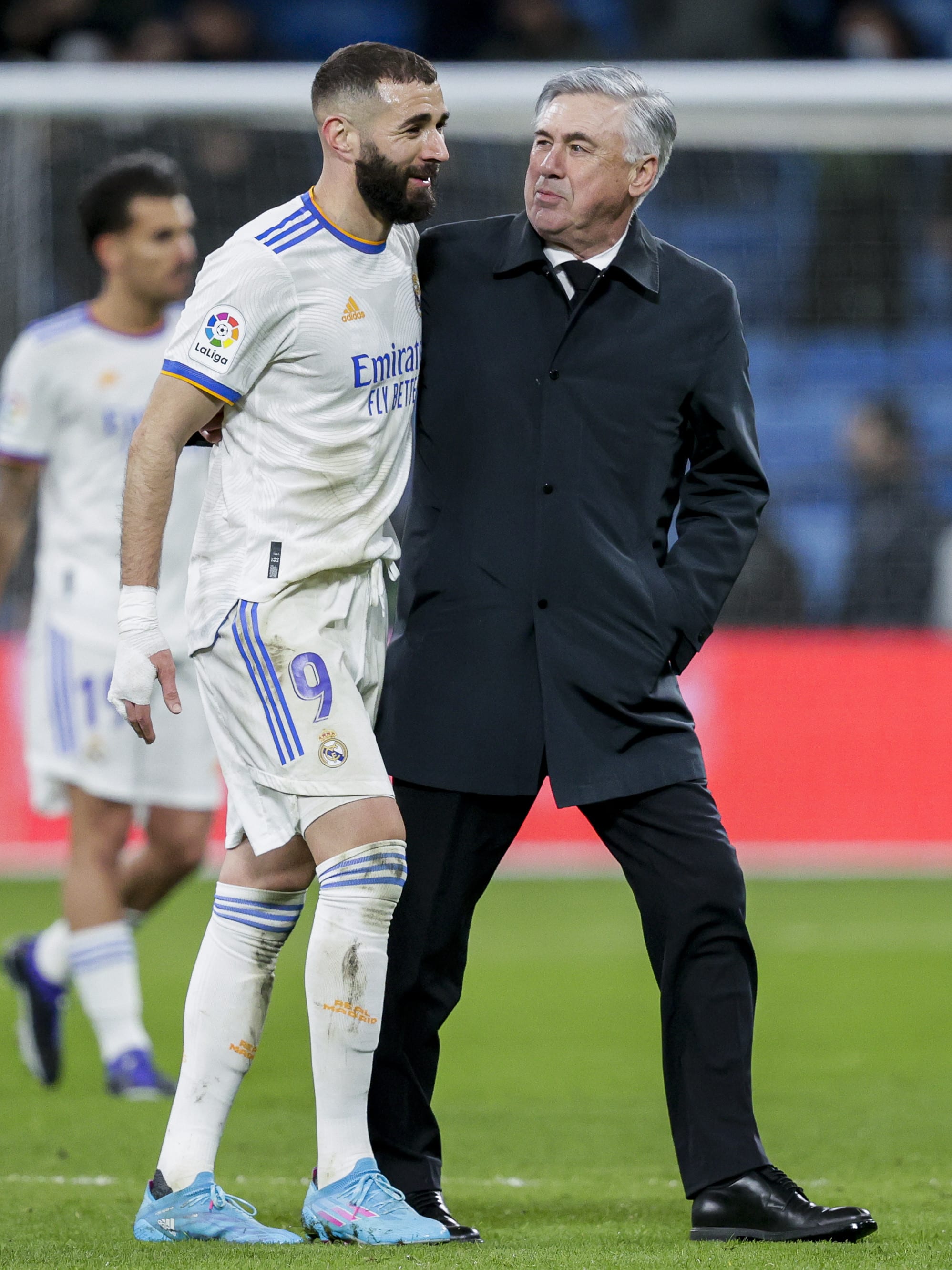 שחקן ריאל מדריד קארים בנזמה עם המאמן קרלו אנצ'לוטי