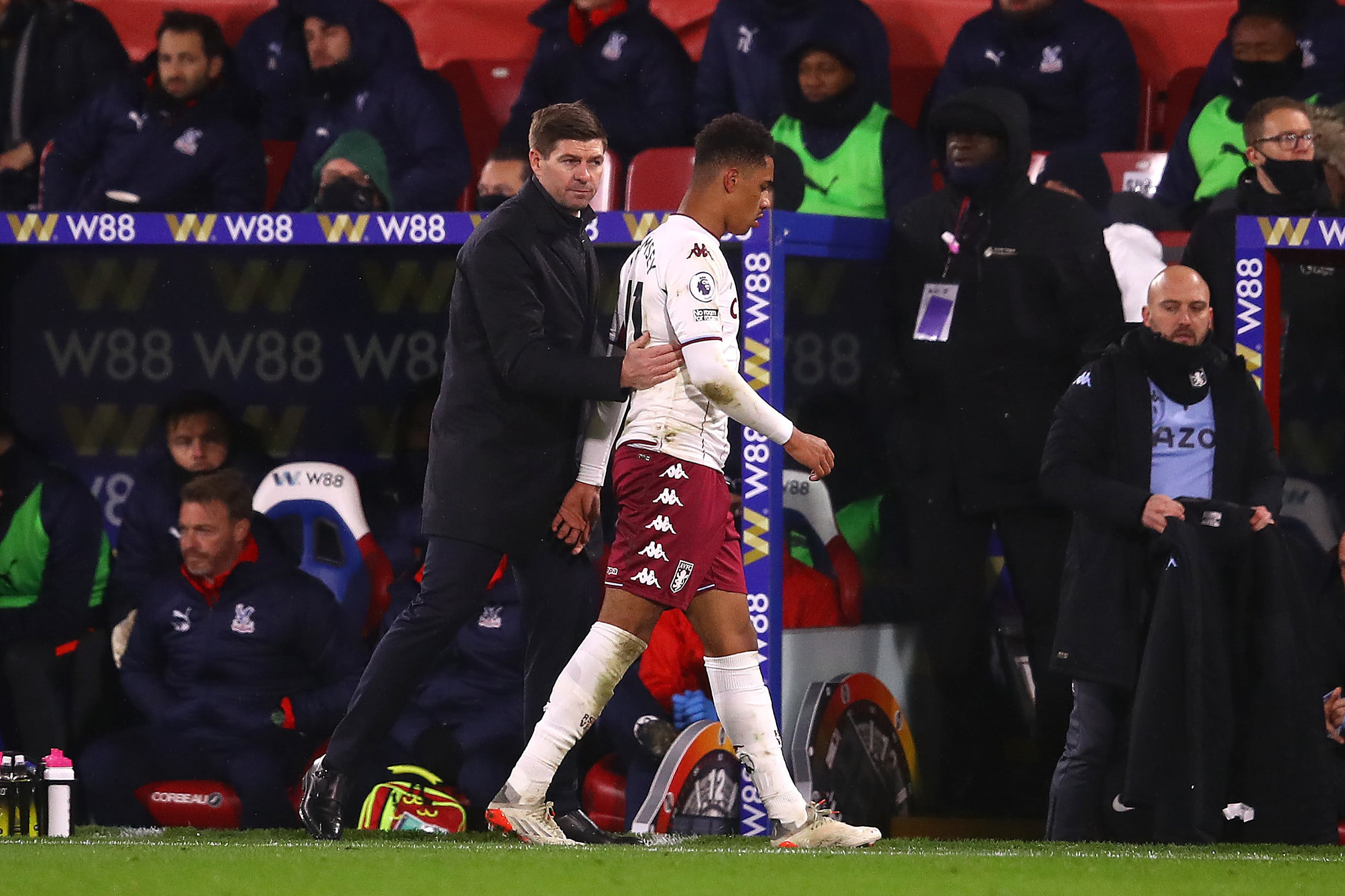 מאמן אסטון וילה סטיבן ג'רארד עם ג'ייקוב ראמזי