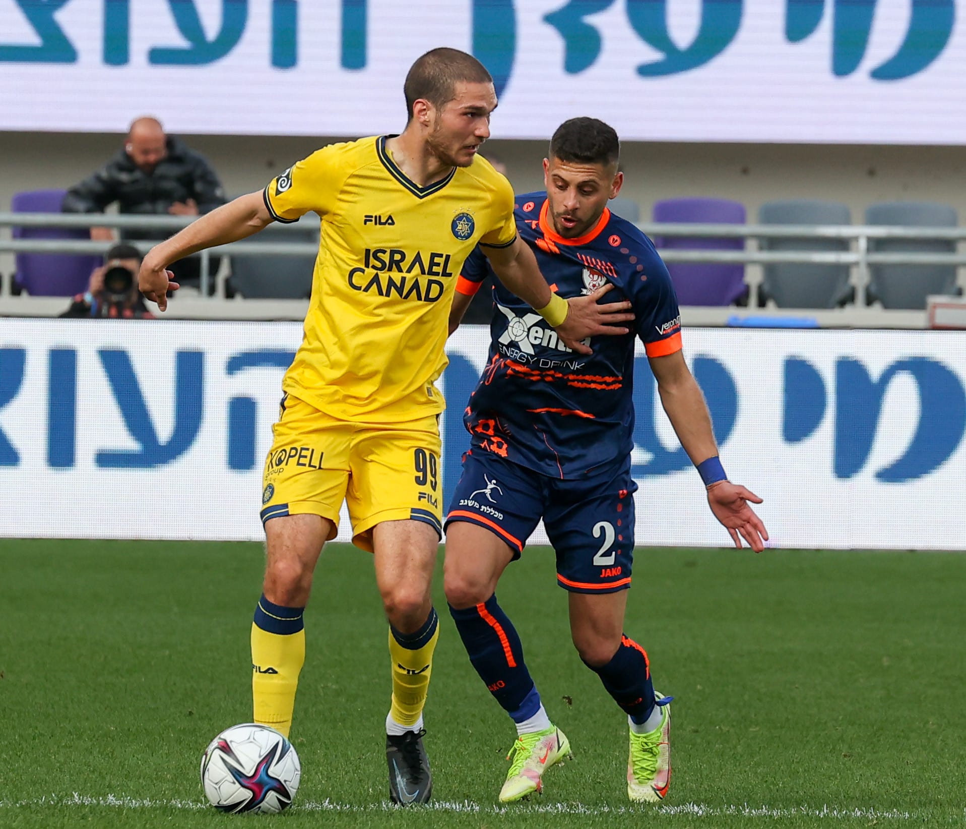 שחקן מכבי תל אביב ג'ורג'ה יובאנוביץ' מול שחקן בני סכנין מארון גנטוס