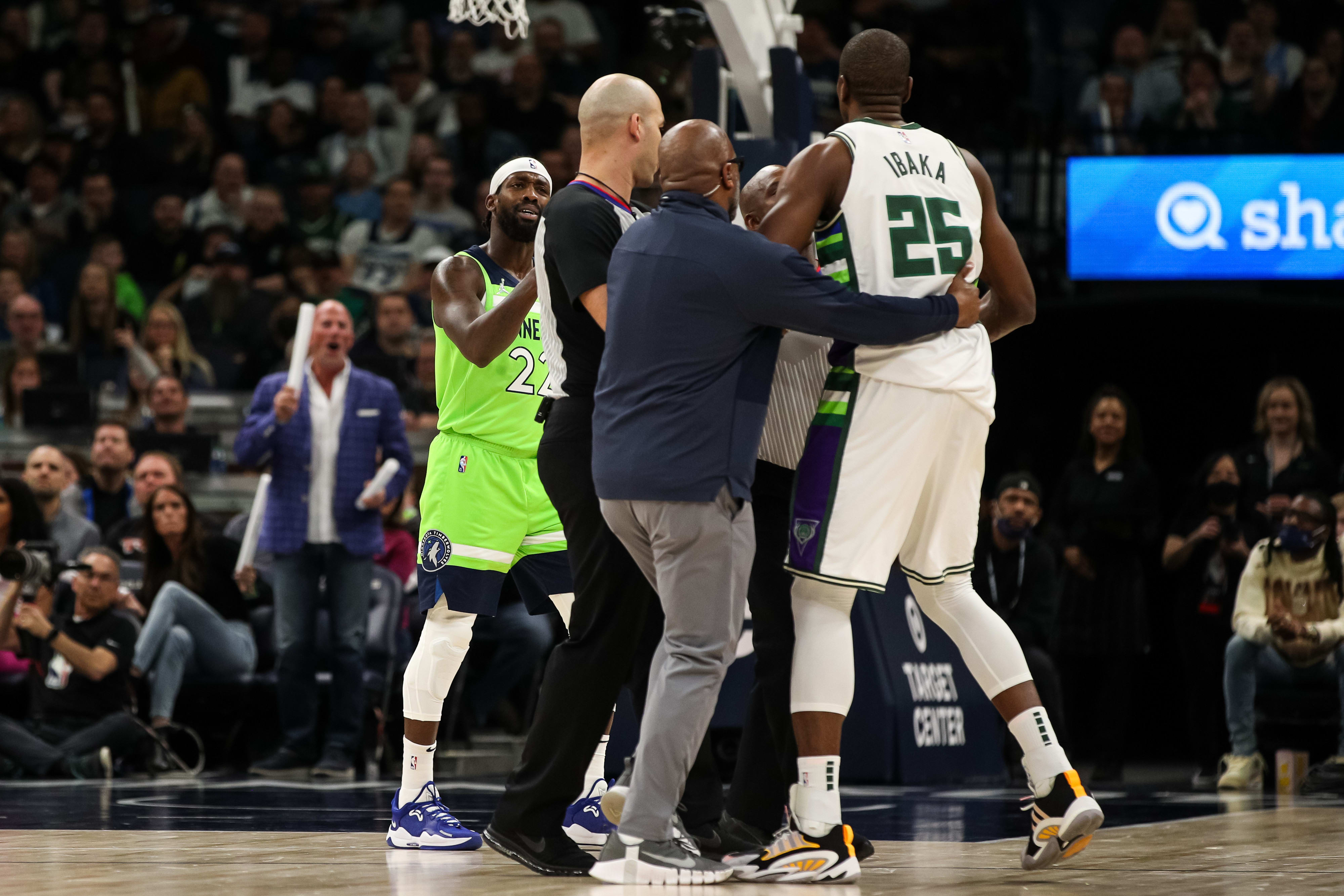 פטריק בברלי מינסוטה טימברוולבס מול סרג' איבקה שחקן מילווקי באקס