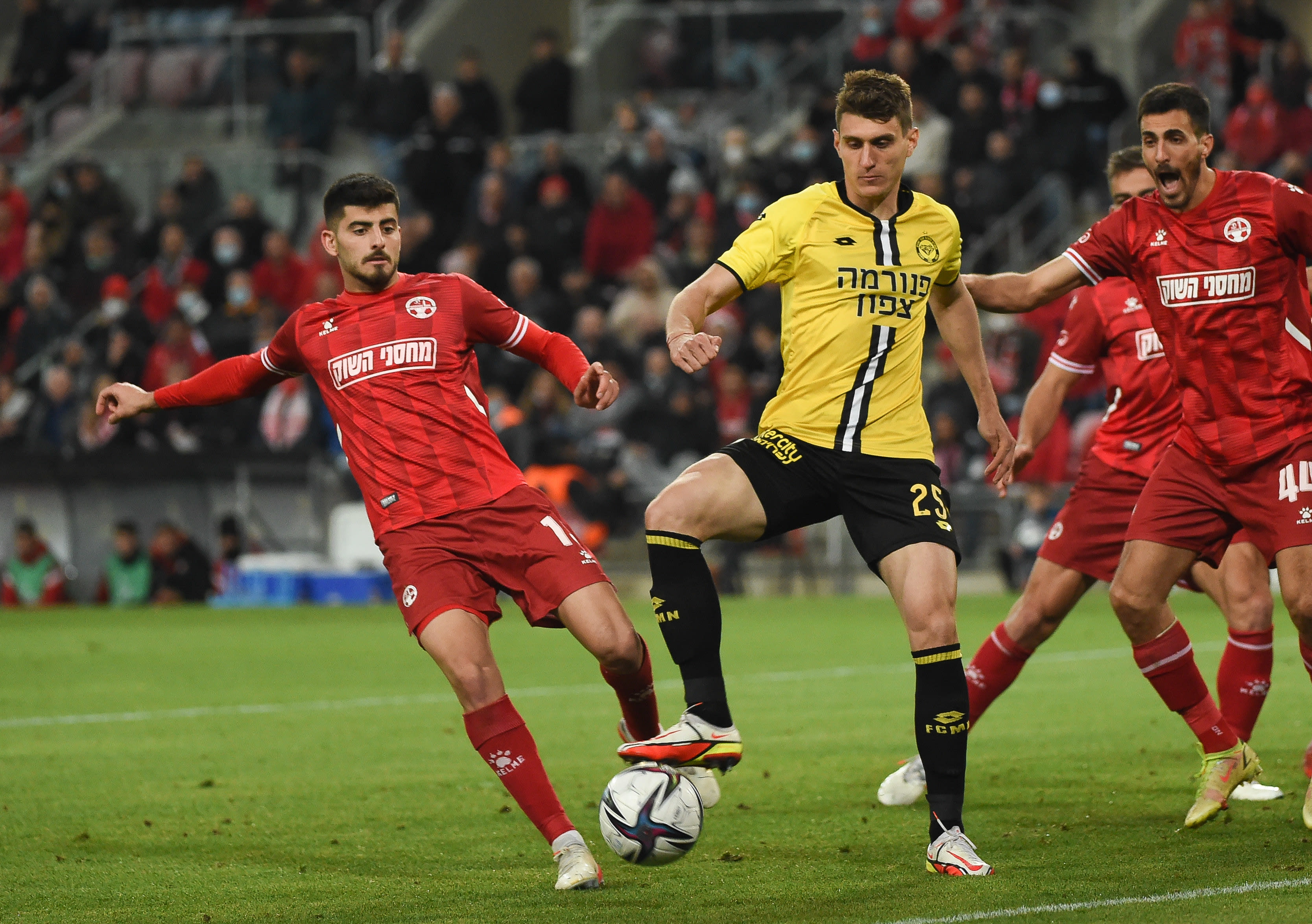 תומר יוספי שחקן הפועל באר שבע מול פלאמן גלאבוב שחקן מכבי נתניה