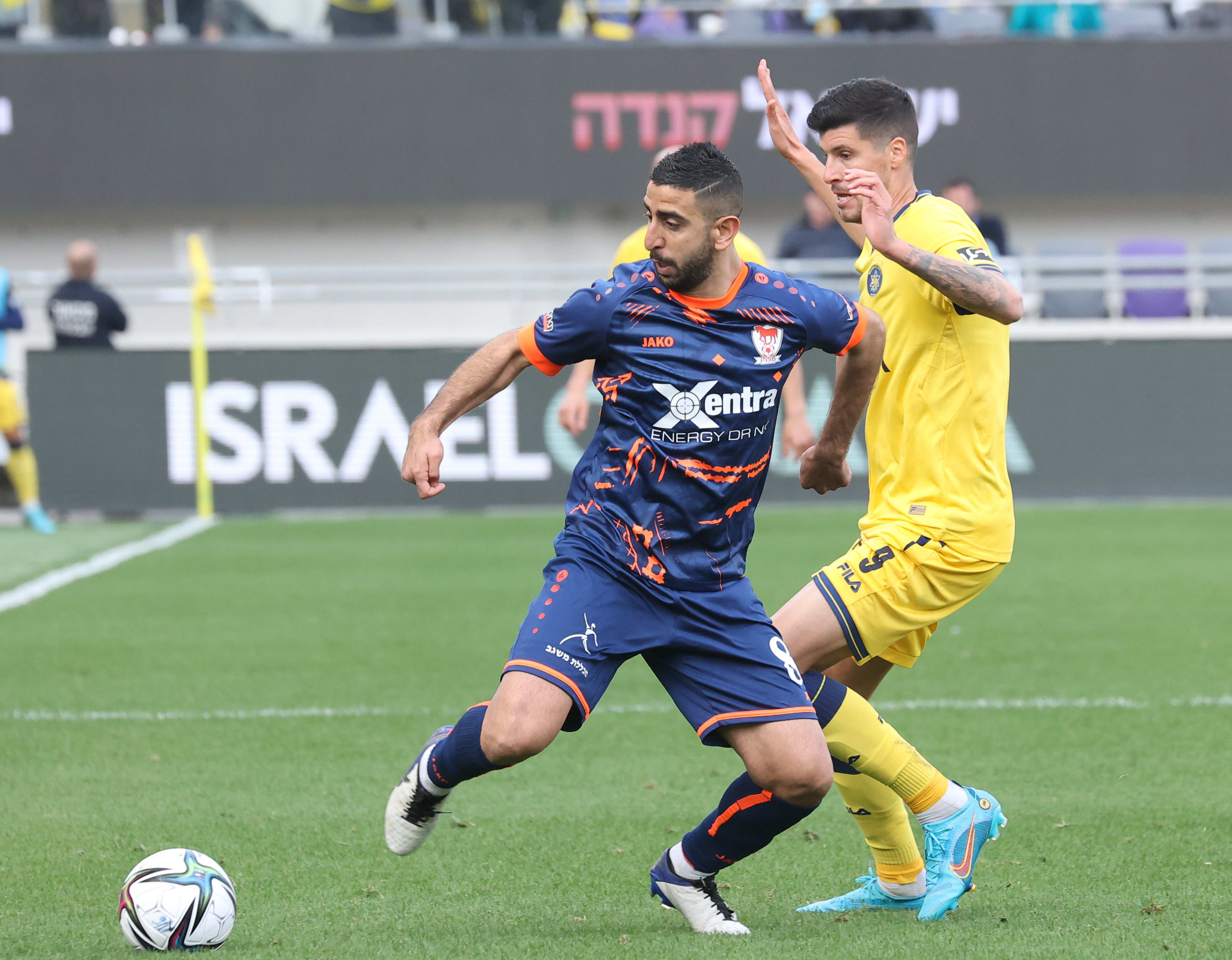 שחקן מכבי תל אביב סטיפה פריצה, מול שחקן בני סכנין, מרואן קבהא