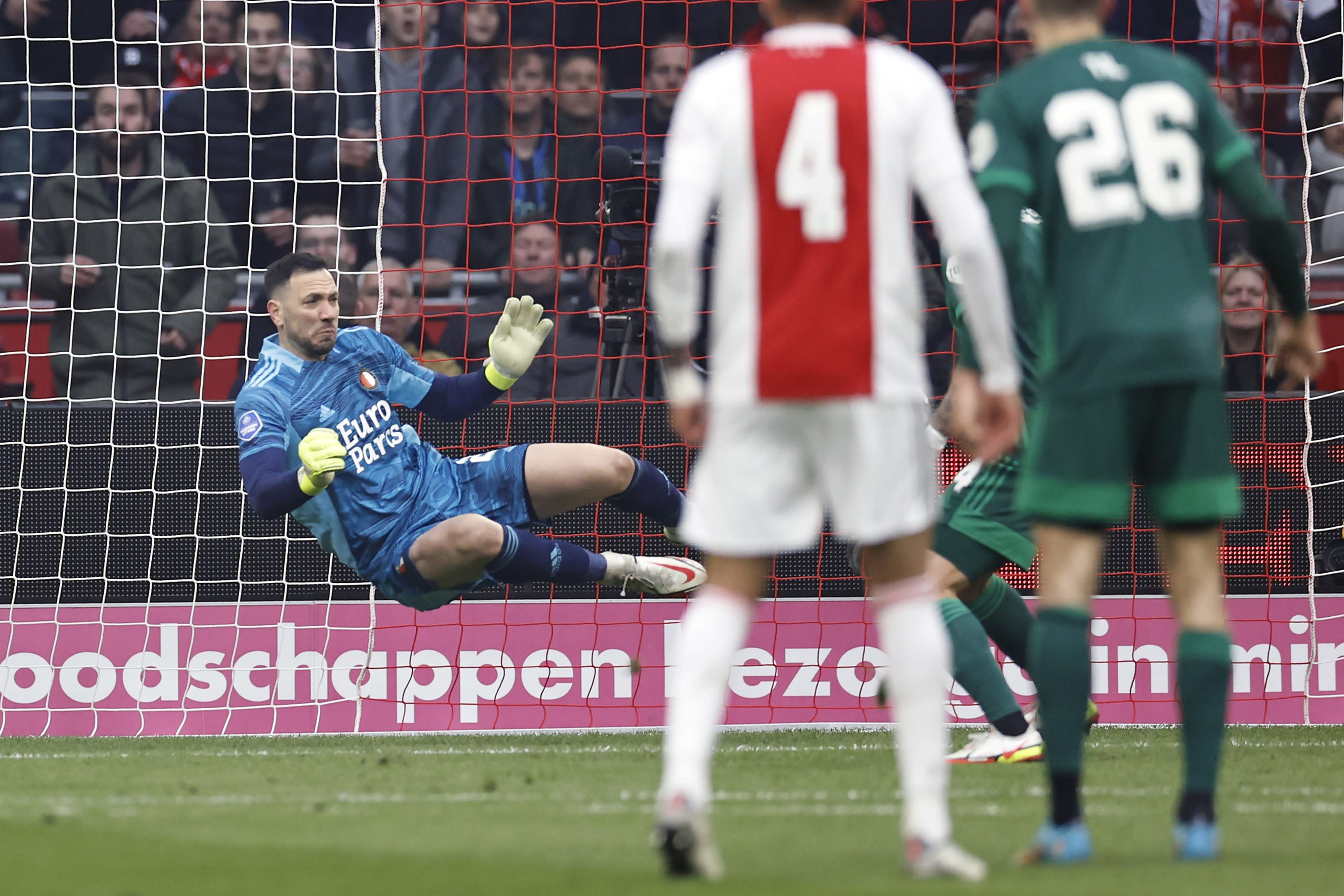 אופיר מרציאנו שוער פיינורד הודף לא טוב מול אייאקס