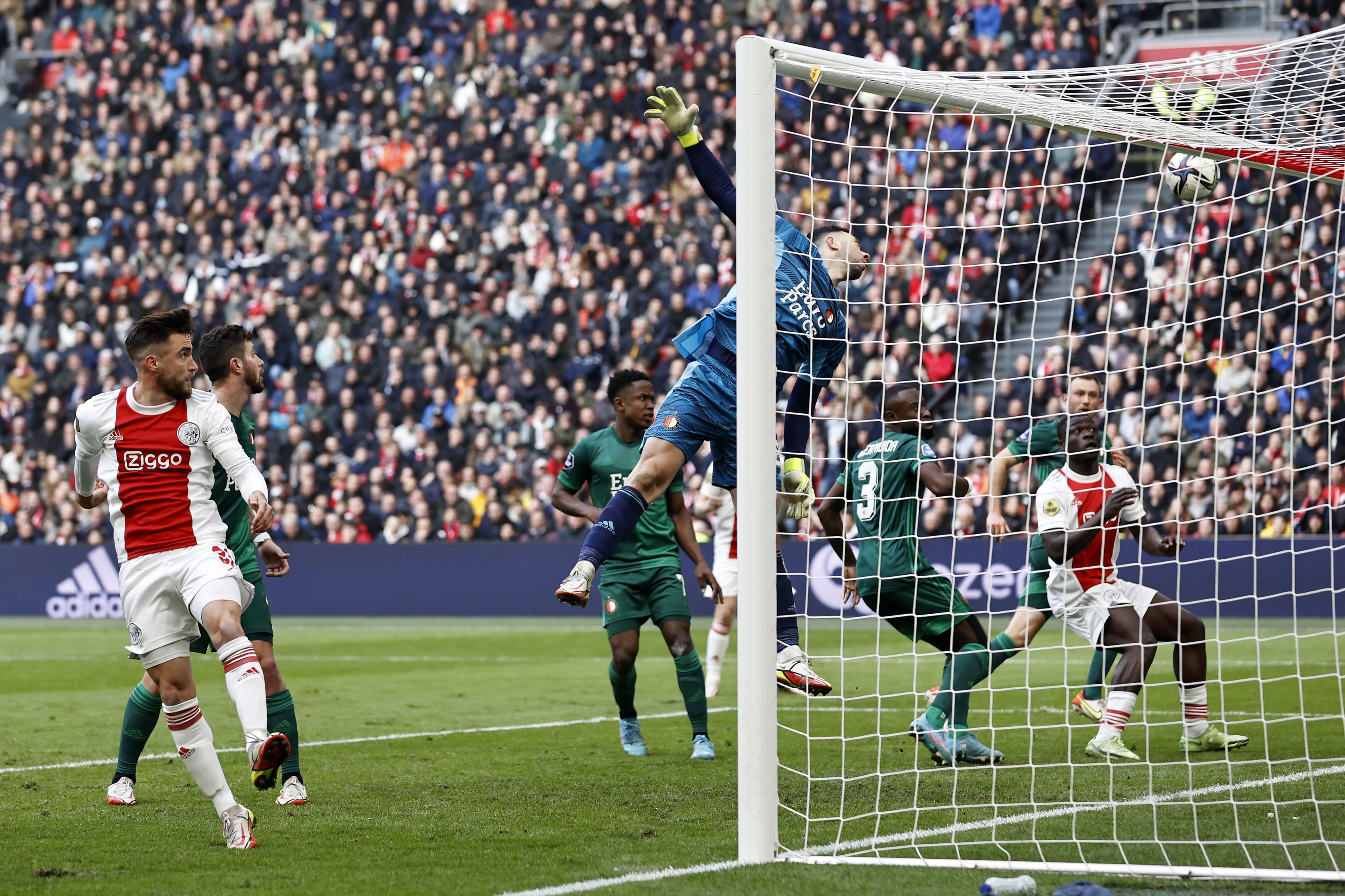 אופיר מרציאנו שוער פיינורד סופג מול אייאקס