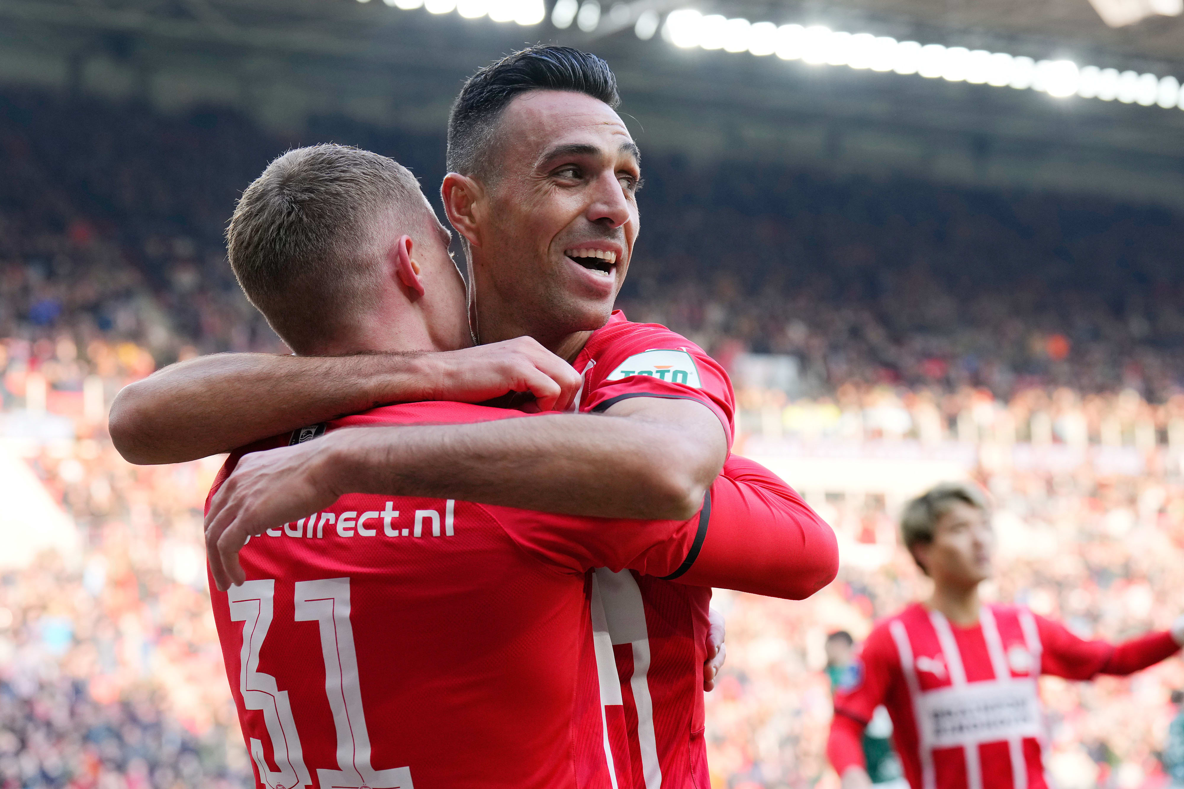 ערן זהבי שחקן פ.ס.וו איינדהובן חוגג עם פיליפ מקס