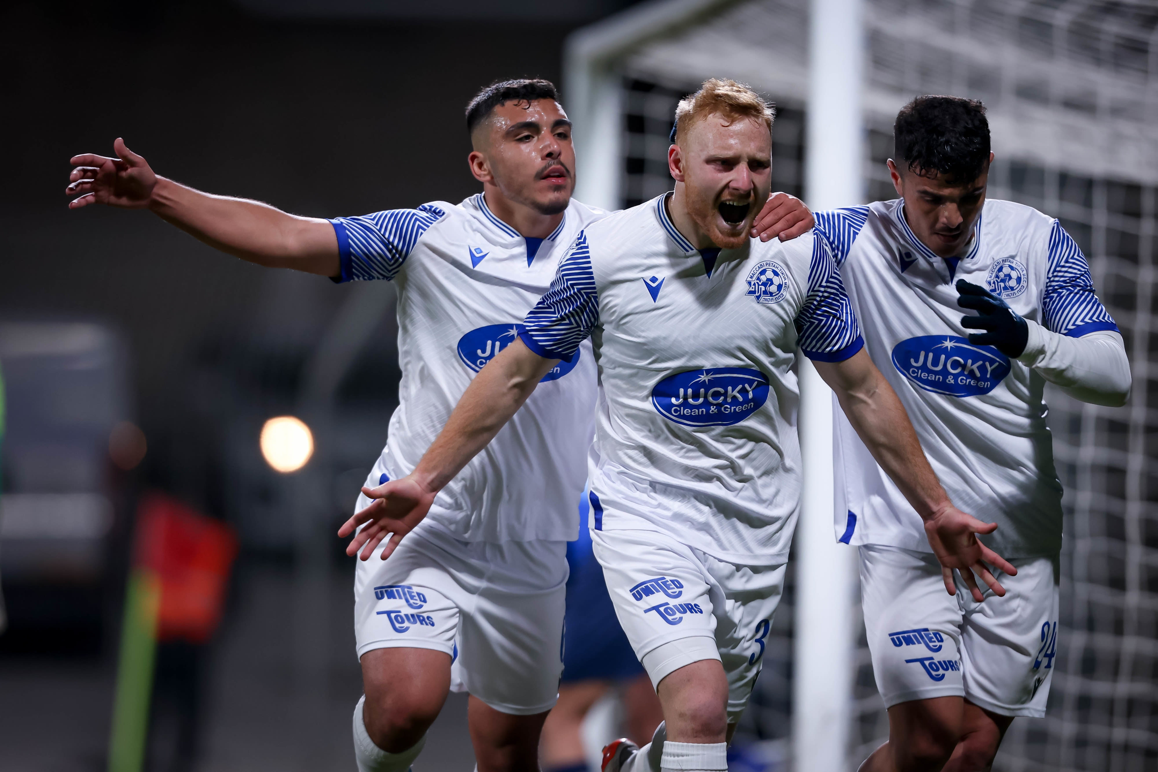 שחקני מכבי פתח תקוה חוגגים עם עידו שחר (במרכז)