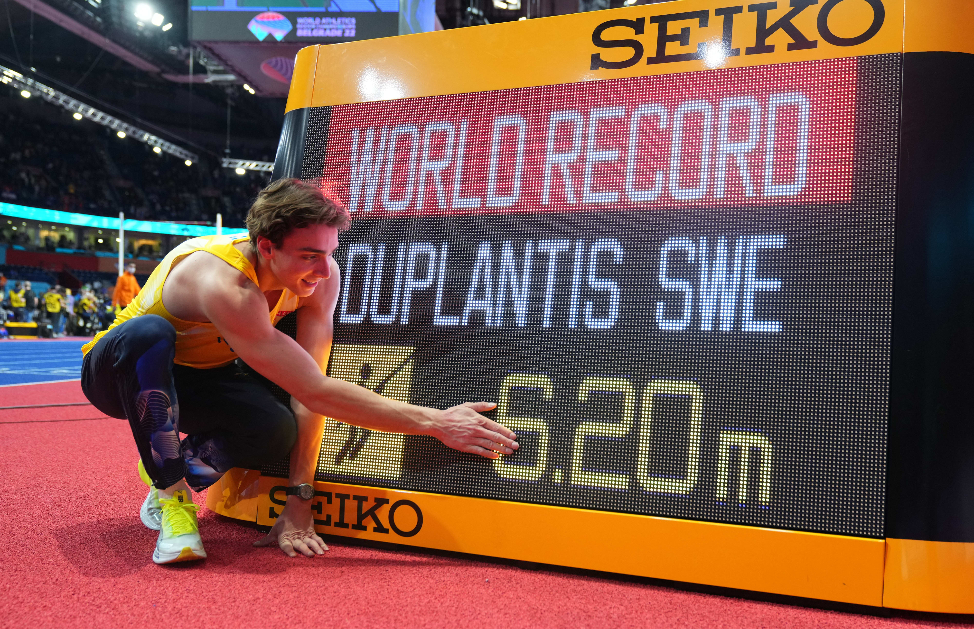 ארמנד דופלנטיס קופץ במוט שבדי חוגג שיא עולם חדש