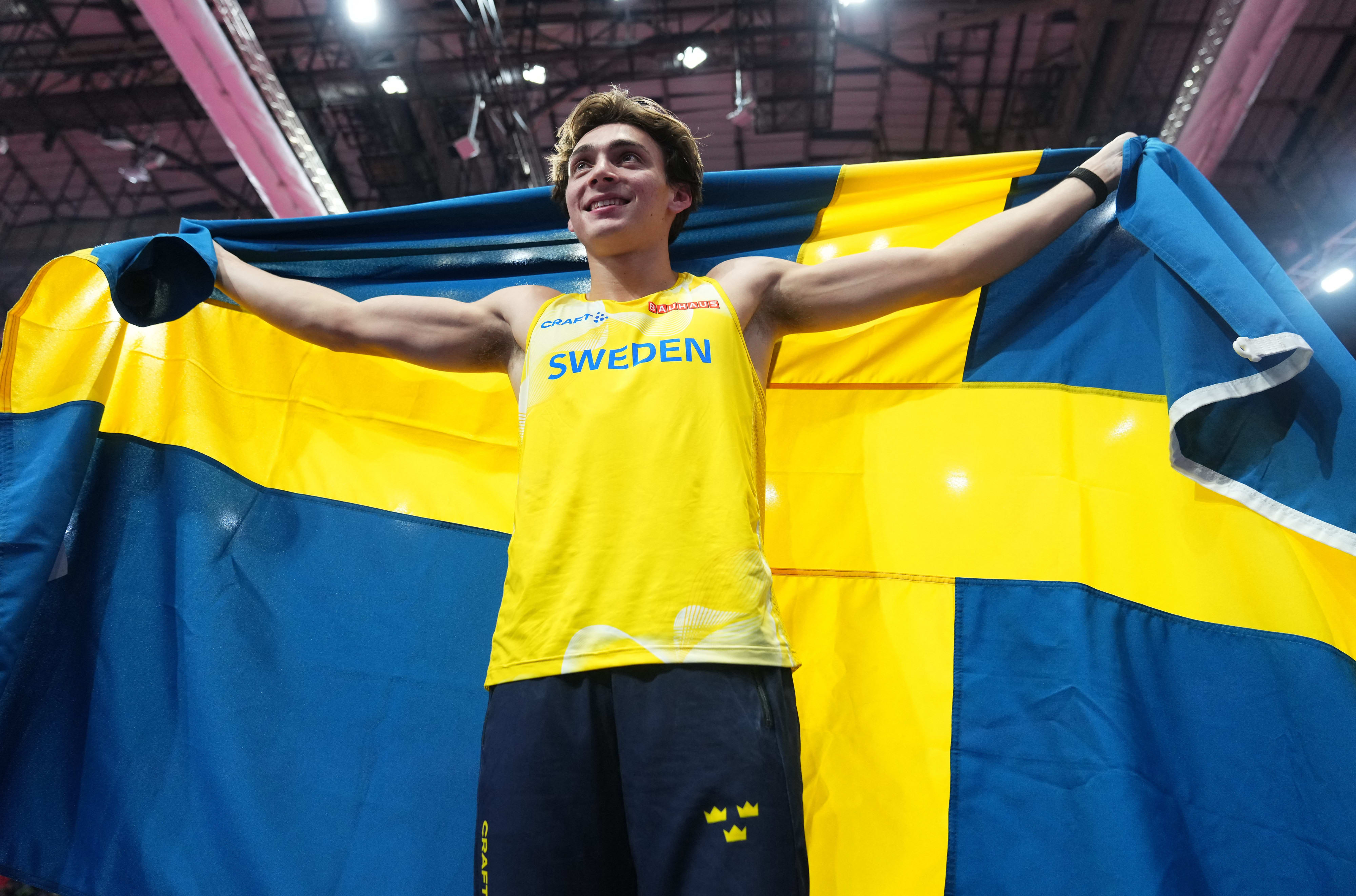 ארמנד דופלנטיס קופץ במוט שבדי חוגג שיא עולם חדש