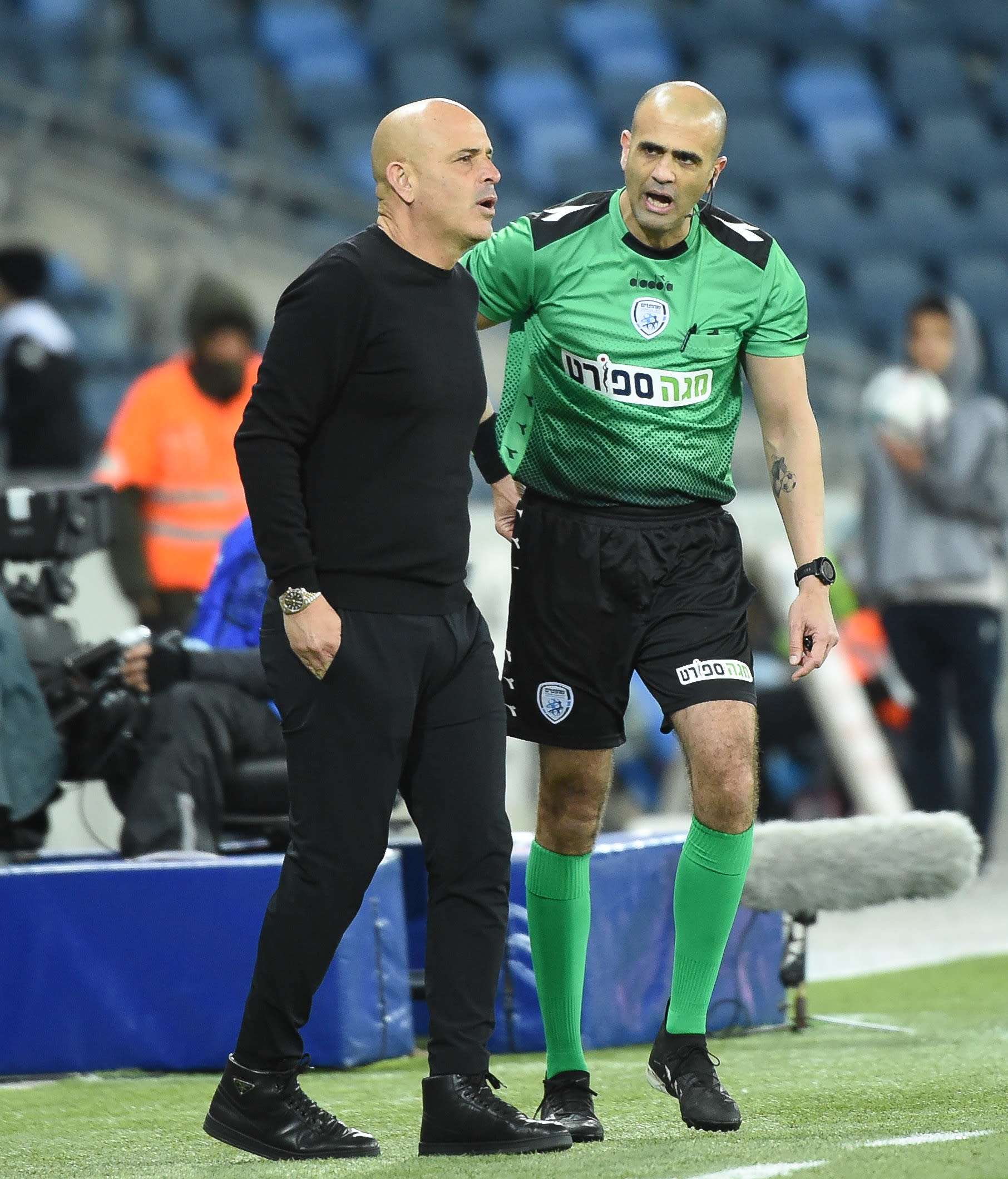 רועי בר נתן שופט כדורגל עם יוסי אבוקסיס