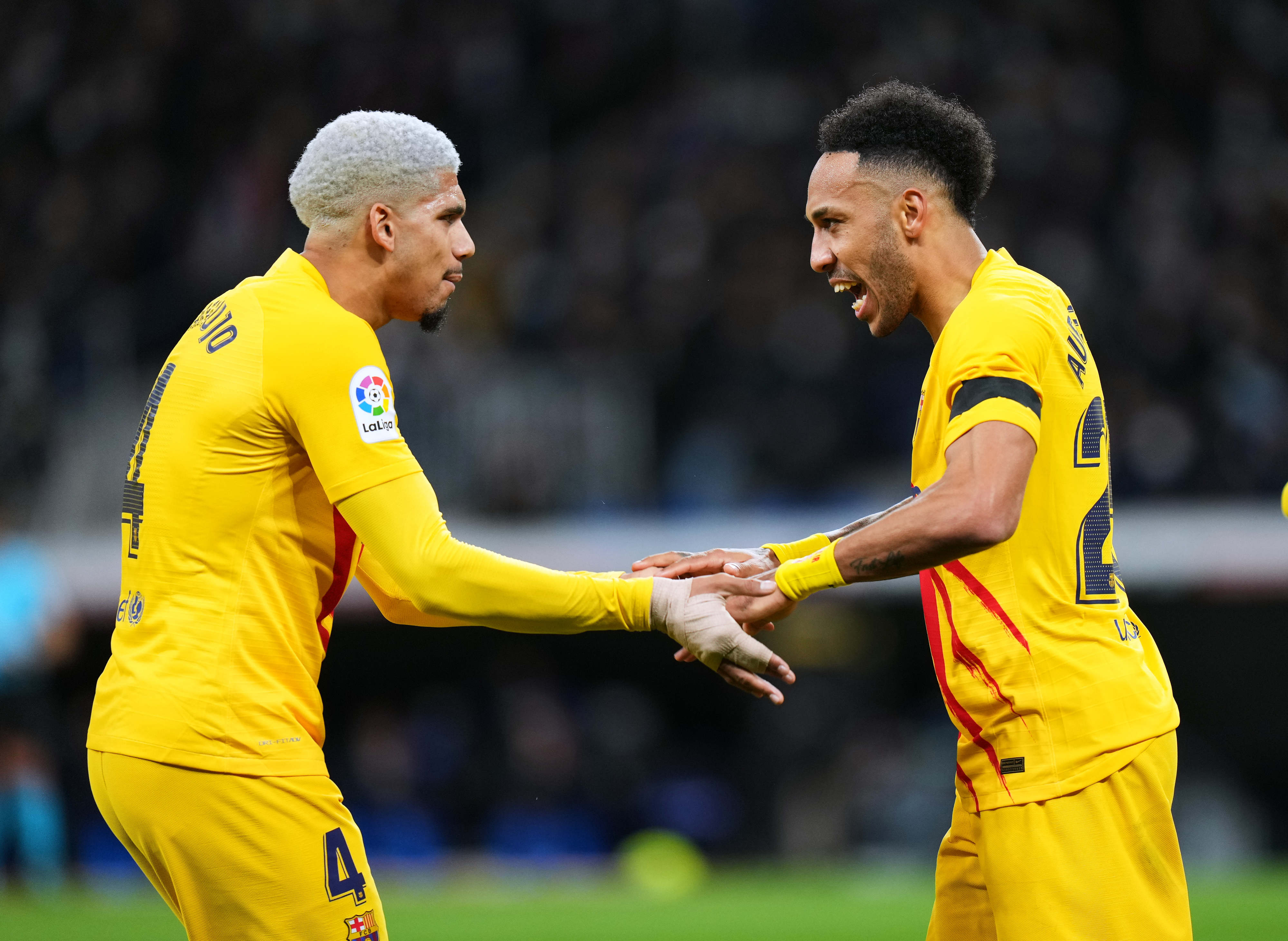 פייר אמריק אובמיאנג עם רונאלד אראוחו שחקני ברצלונה חוגגים