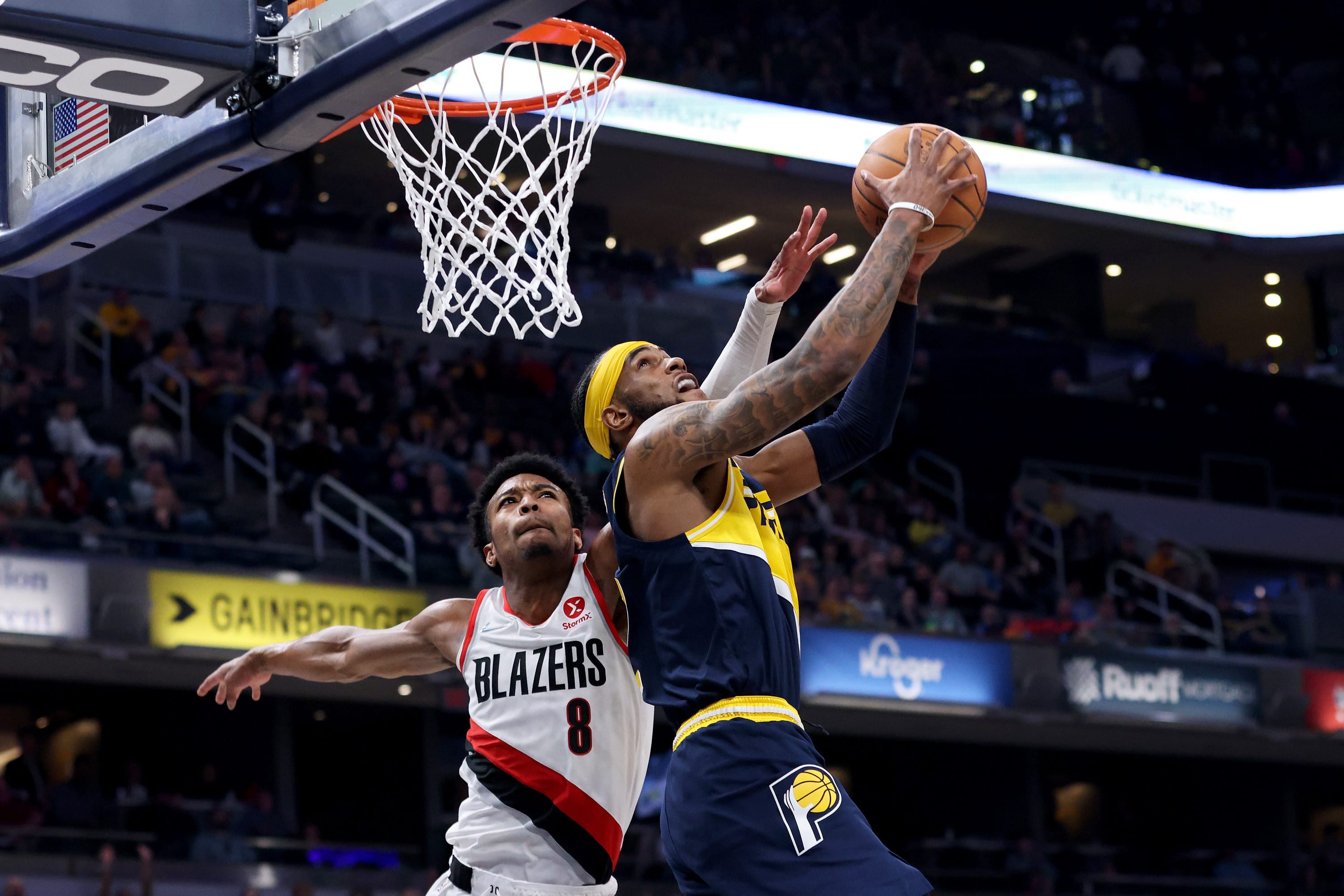 שחקן אינדיאנה פייסרס אושיי בריסט מול שחקן פורטלנד טריילבלייזרס ברנדון וויליאמס