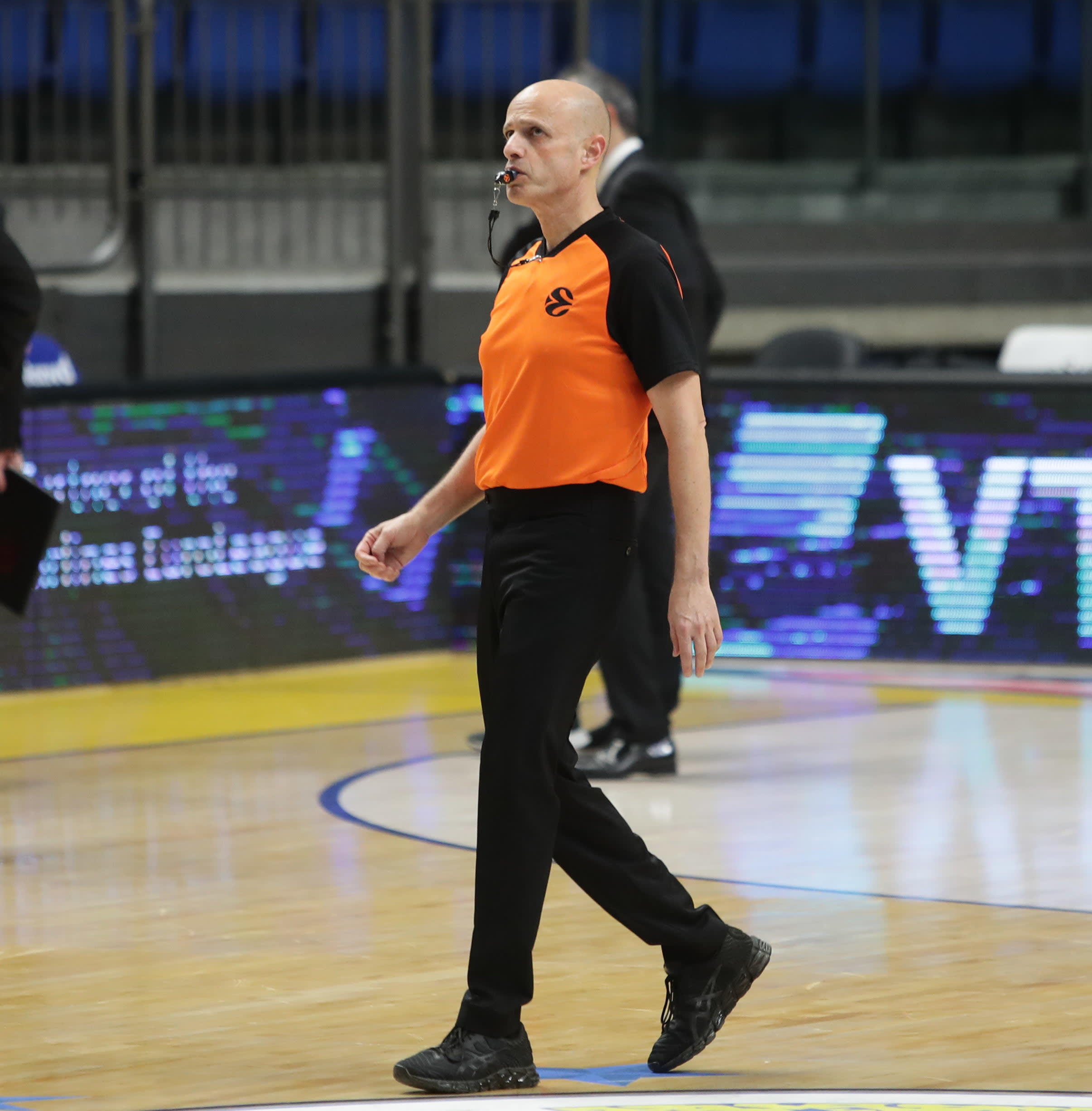 ספי שמש שופט כדורסל ישראלי במהלך המשחק של מכבי תל אביב מול מילאנו