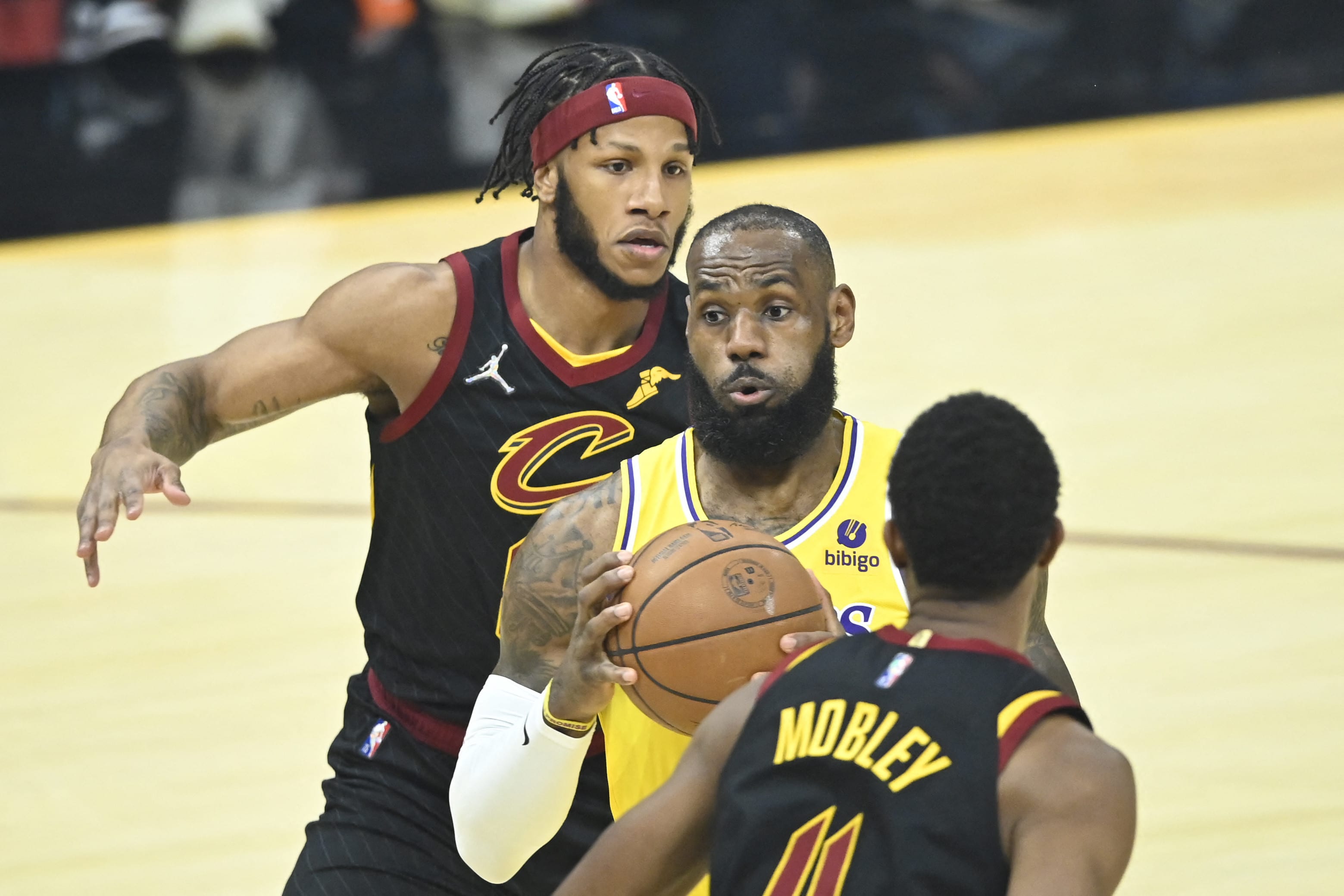 לברון ג'יימס, לוס אנג'לס לייקרס, מול שחקני קליבלנד
