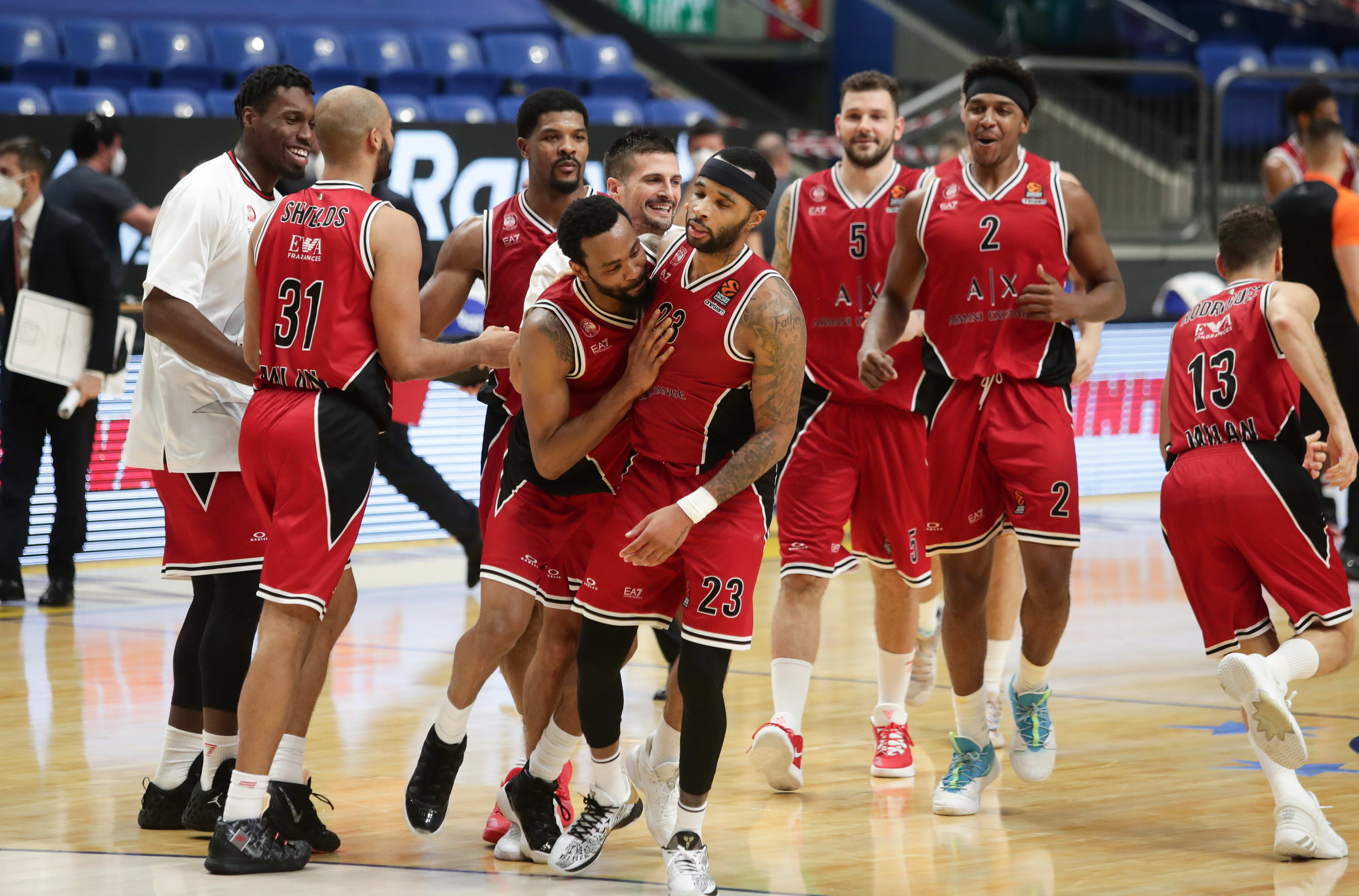 שחקני מילאנו חוגגים עם מלקולם דילייני