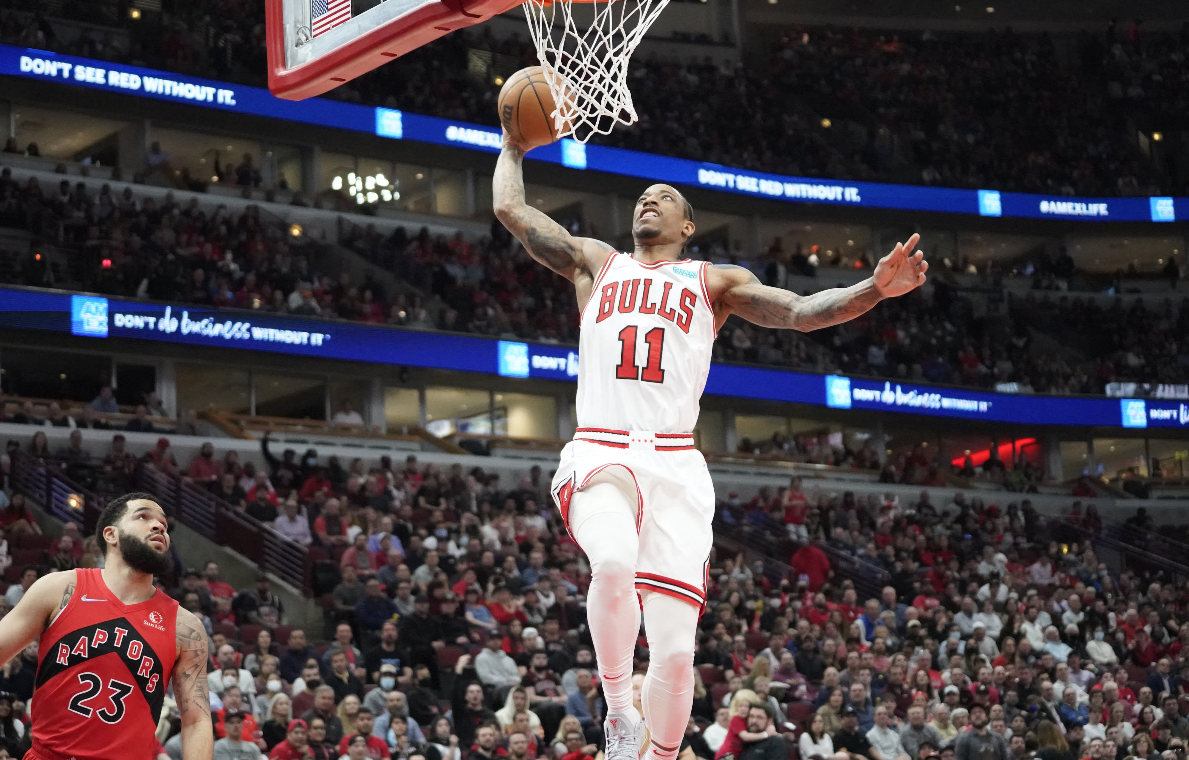 שחקן שיקגו בולס דמאר דרוזן מטביע מול טורונטו