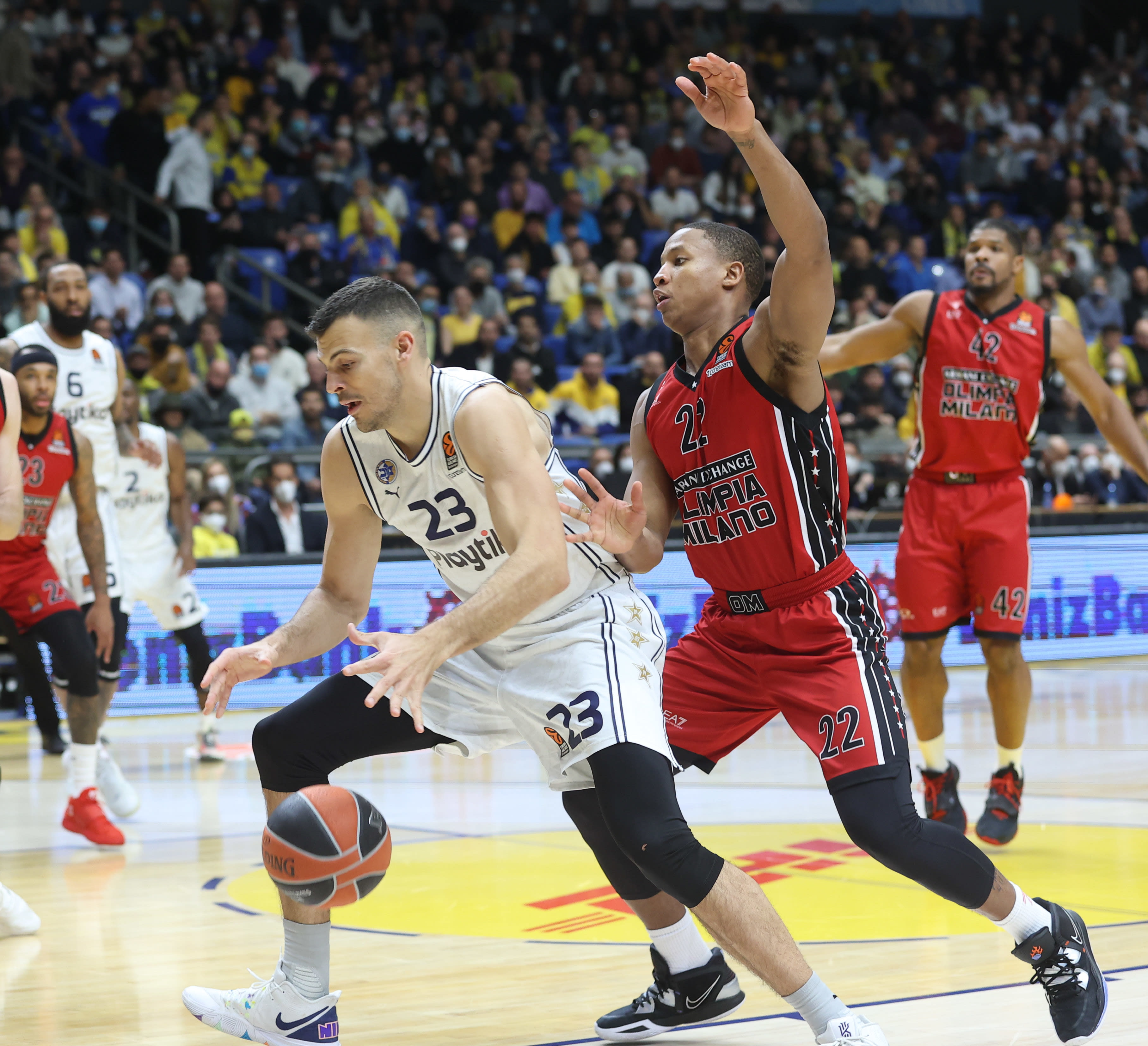 שחקן מכבי תל אביב אנטה ז'יז'יץ' מול שחקן מילאנו דבון הול