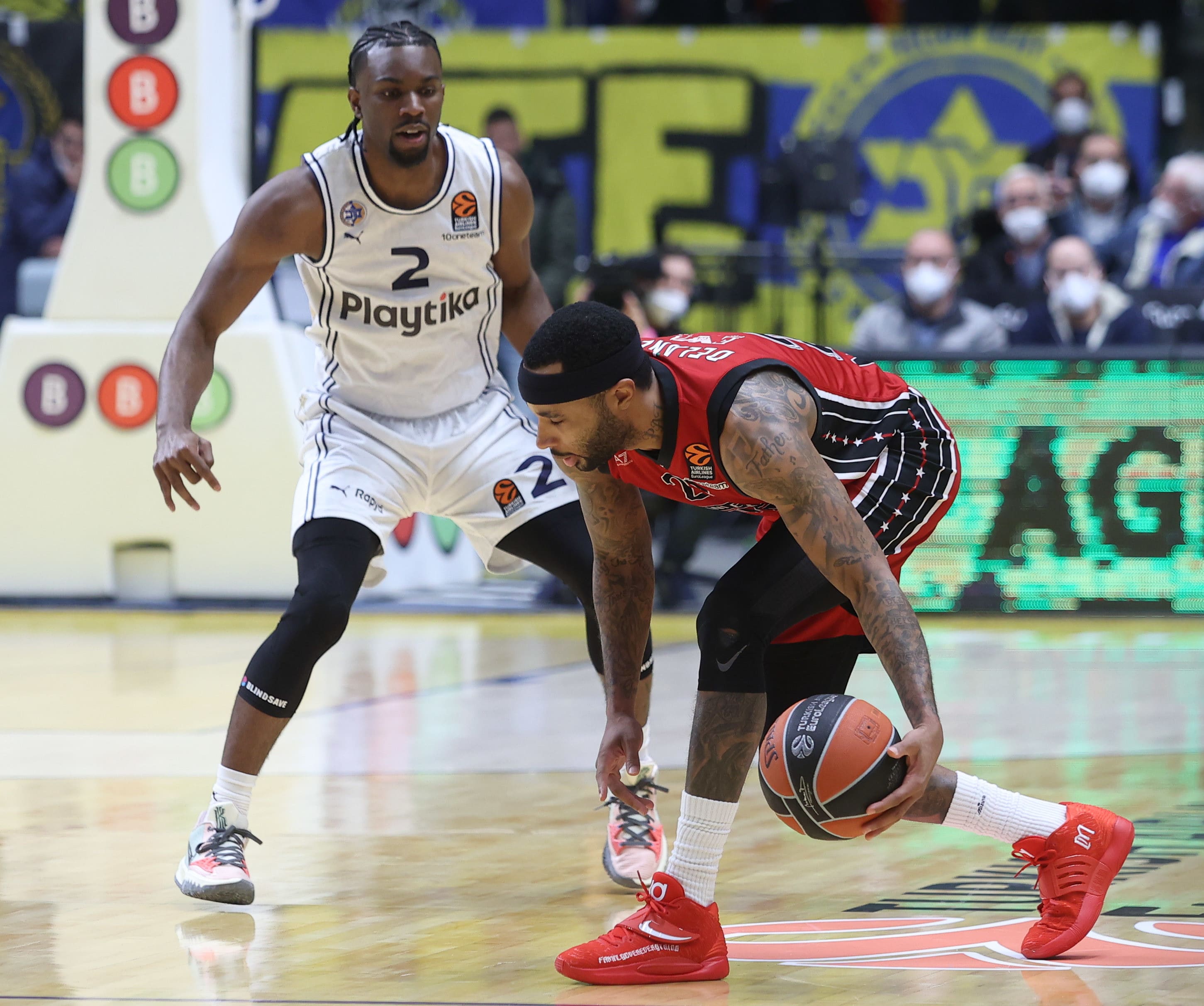 שחקן מילאנו מלקולם דלייני מול שחקן מכבי תל אביב קינן אוואנס