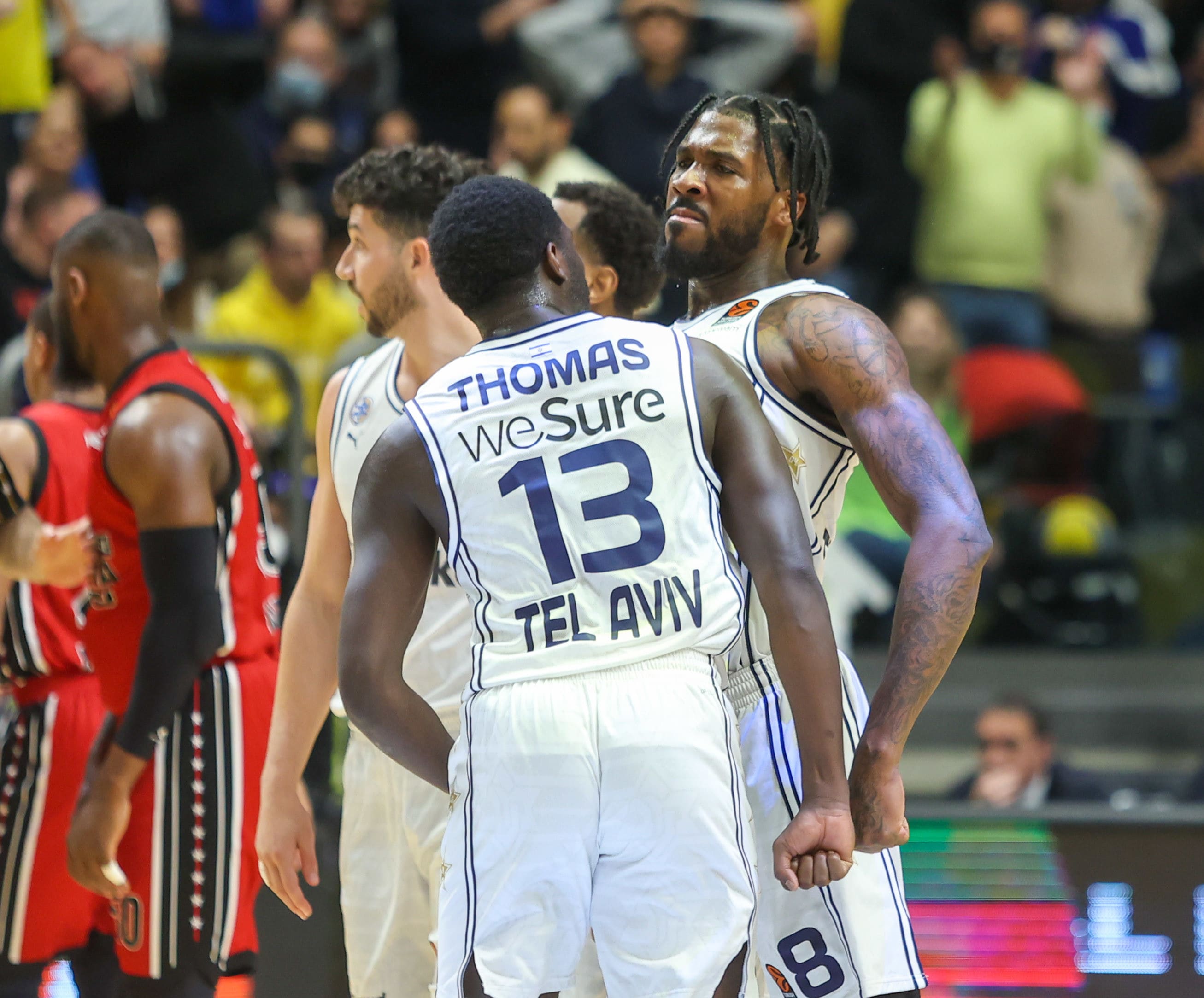 שחקן מכבי תל אביב ג'יילן ריינולדס עם קיירי תומאס