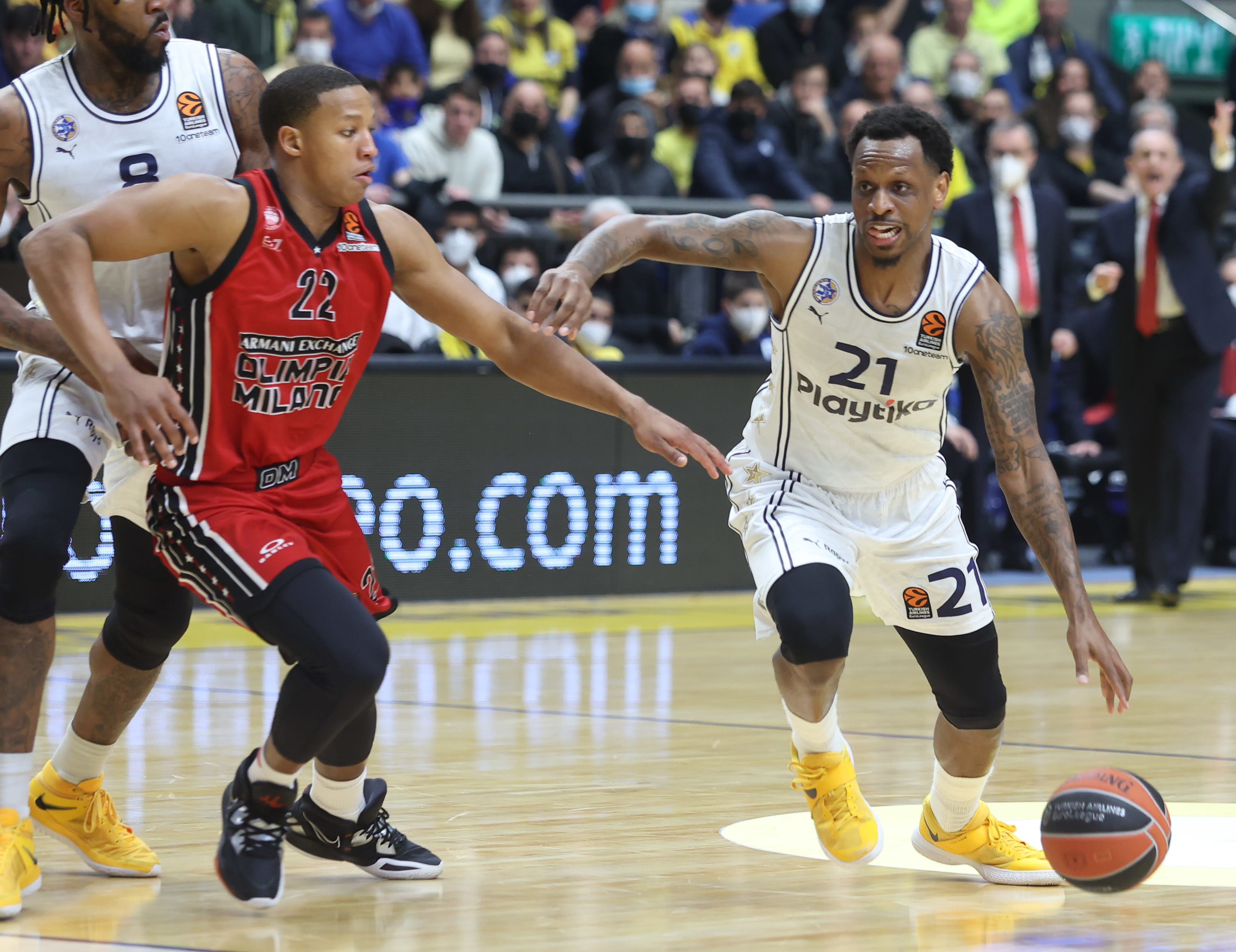 שחקן מכבי תל אביב ג'יימס נאנלי מול שחקן מילאנו דבון הול