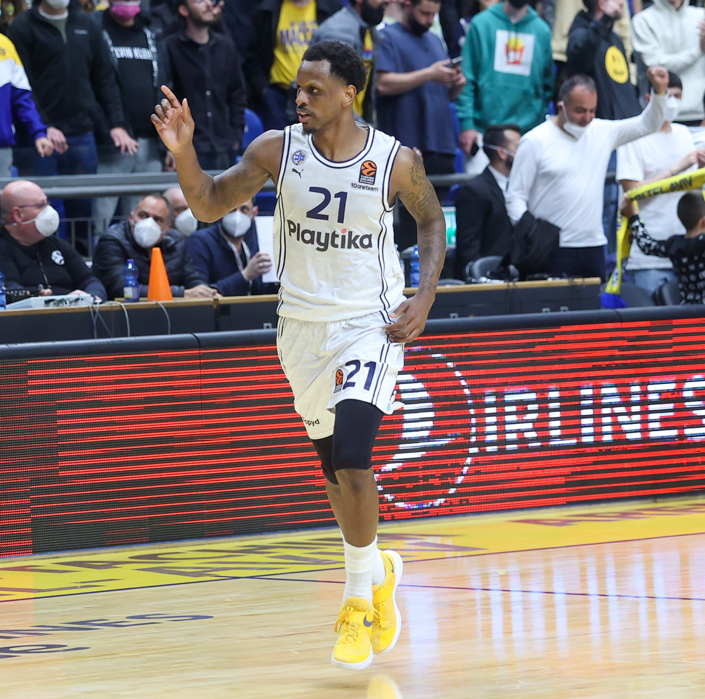 ג'יימס נאנלי שחקן מכבי תל אביב