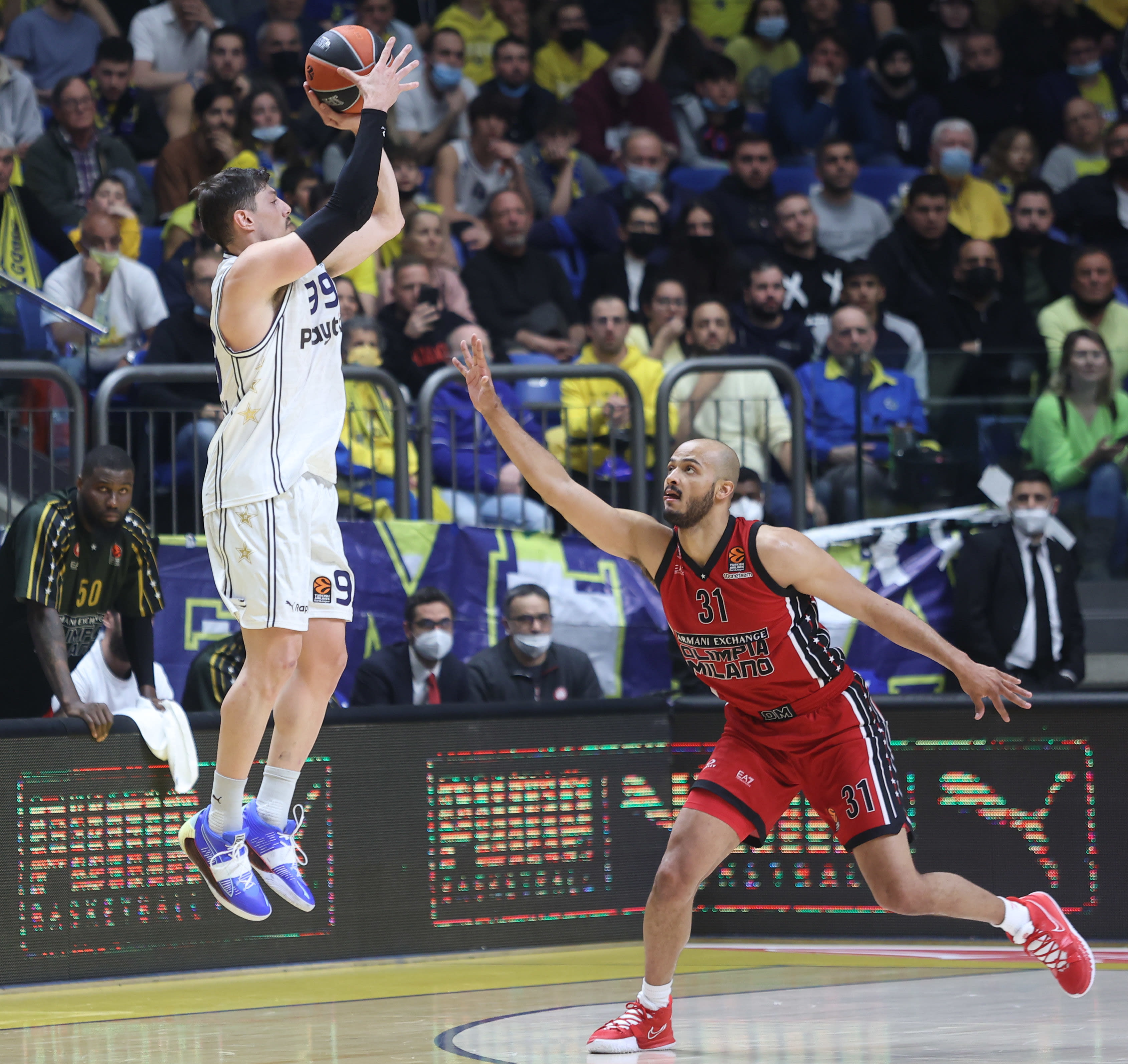 שחקן מכבי תל אביב יפתח זיו מול שחקן מילאנו שאבון שילדס