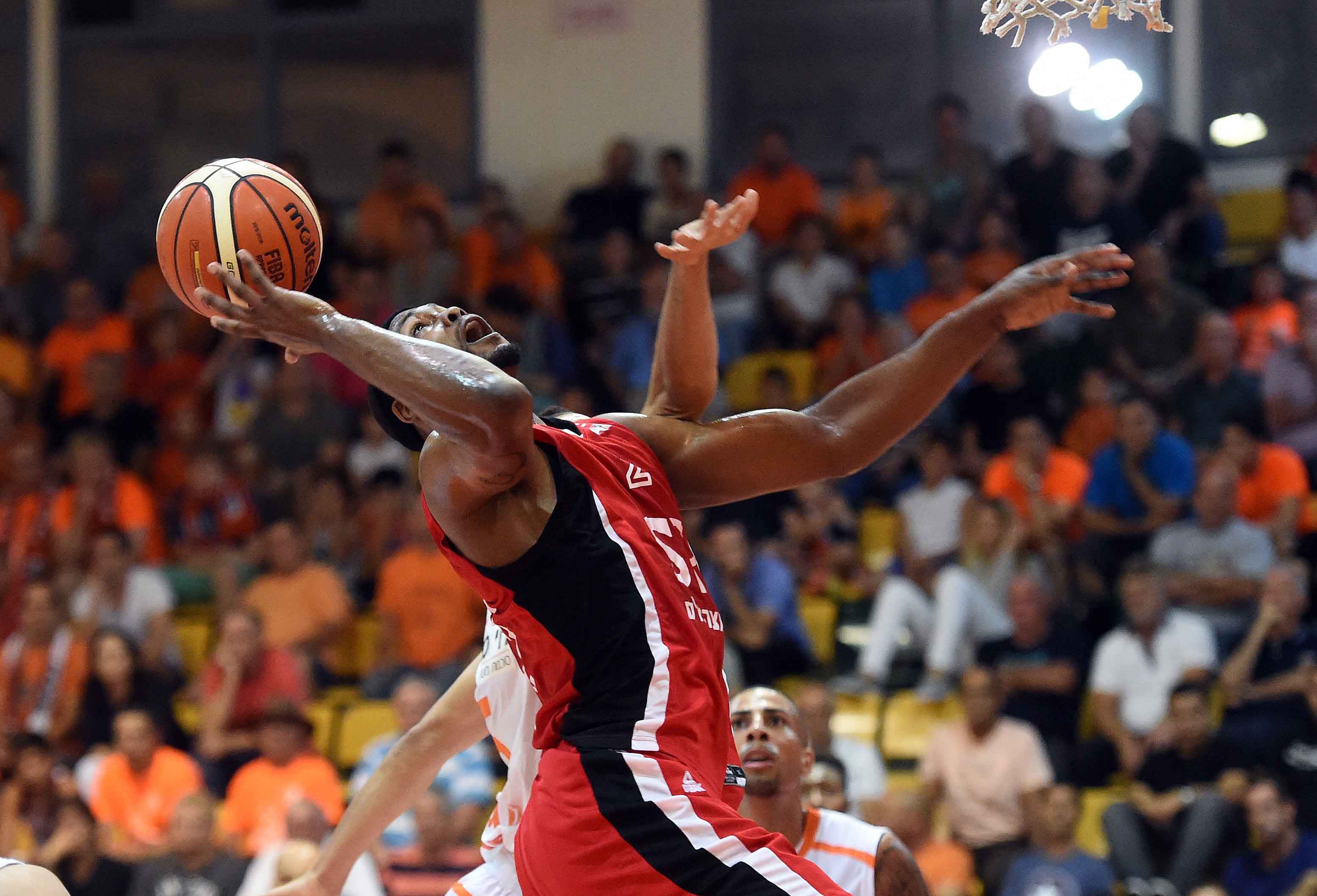 שחקן הפועל תל אביב כריס אוואנס