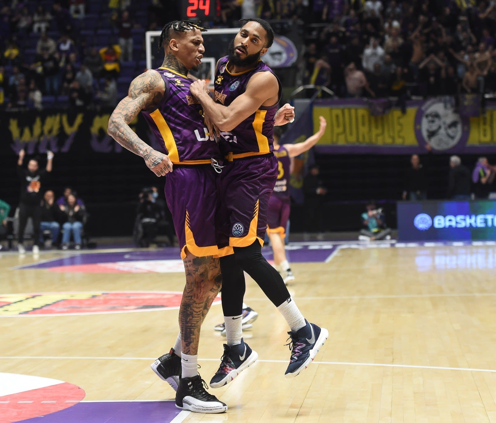 שחקן הפועל חולון אדם סמית' חוגג עם מייקל קייזר