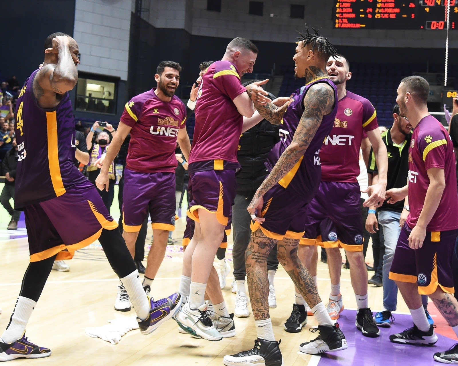 שחקני הפועל חולון חוגגים ניצחון על דיז'ון