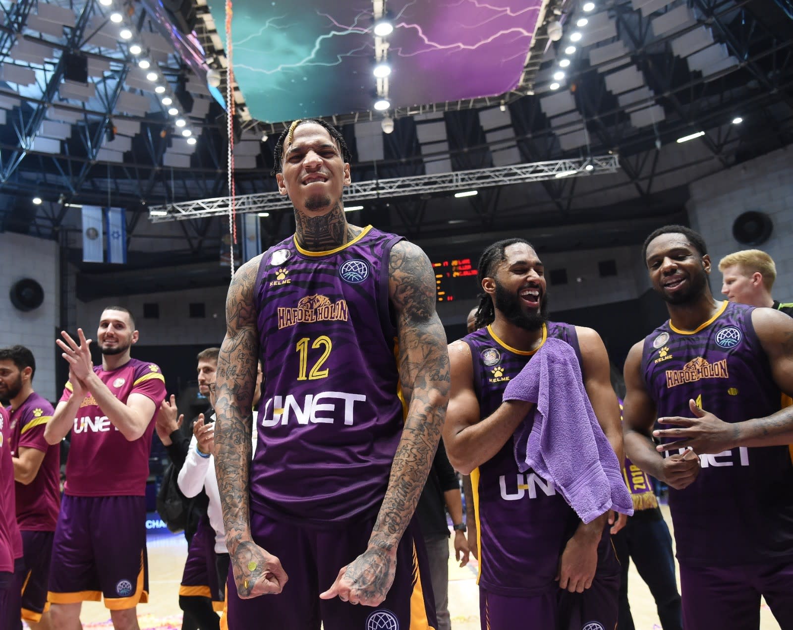 מייקל קייזר ושחקני הפועל חולון חוגגים