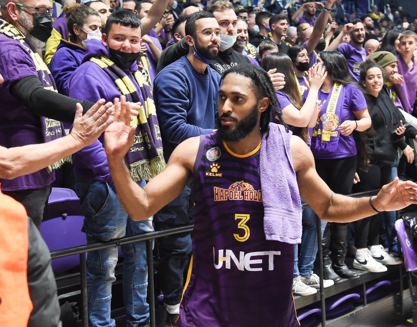 אדם סמית' מודה לאוהדי הפועל חולון