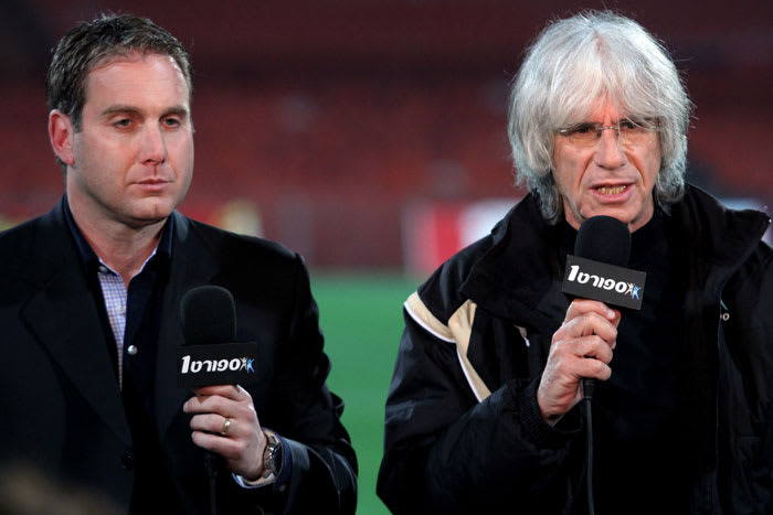 השדר מאיר איינשטיין לצד הפרשן תומר קשטן