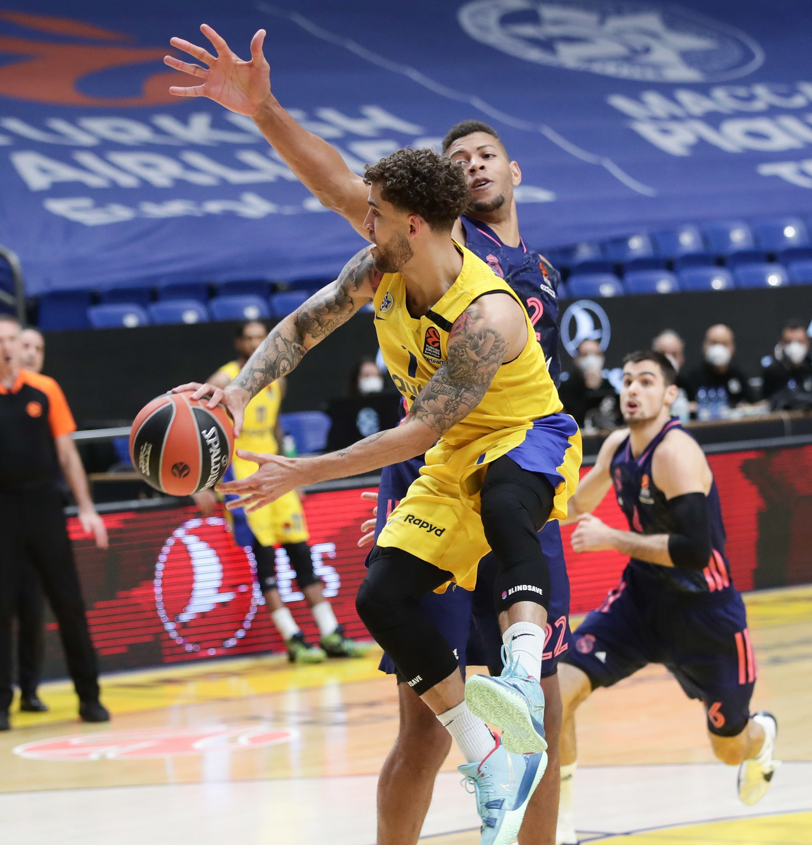 שחקן מכבי תל אביב סקוטי ווילבקין מול שחקן ריאל מדריד אדי טבארס