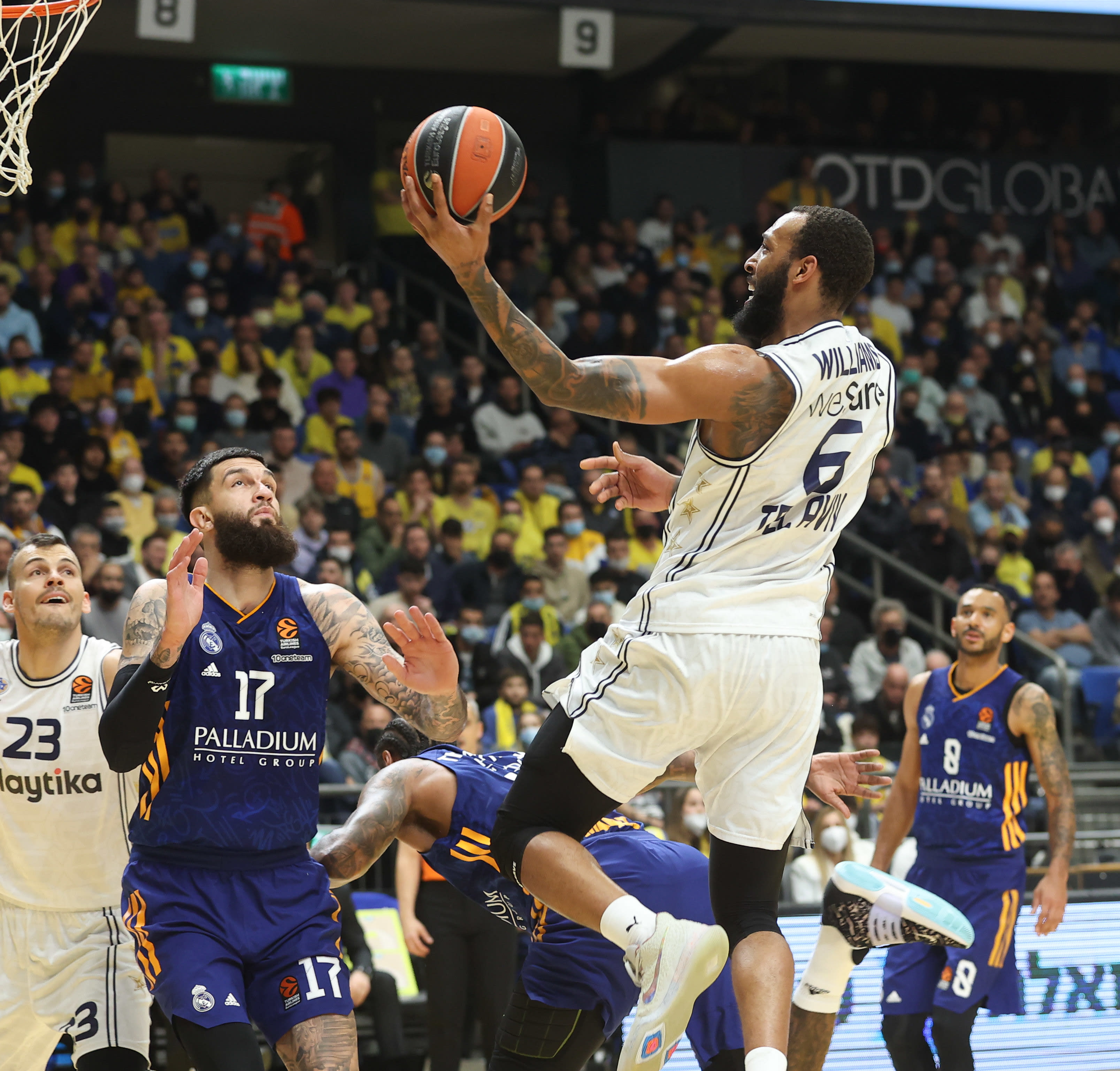 שחקן מכבי תל אביב דרק וויליאמס מול שחקן ריאל מדריד וינסנס פוארייה